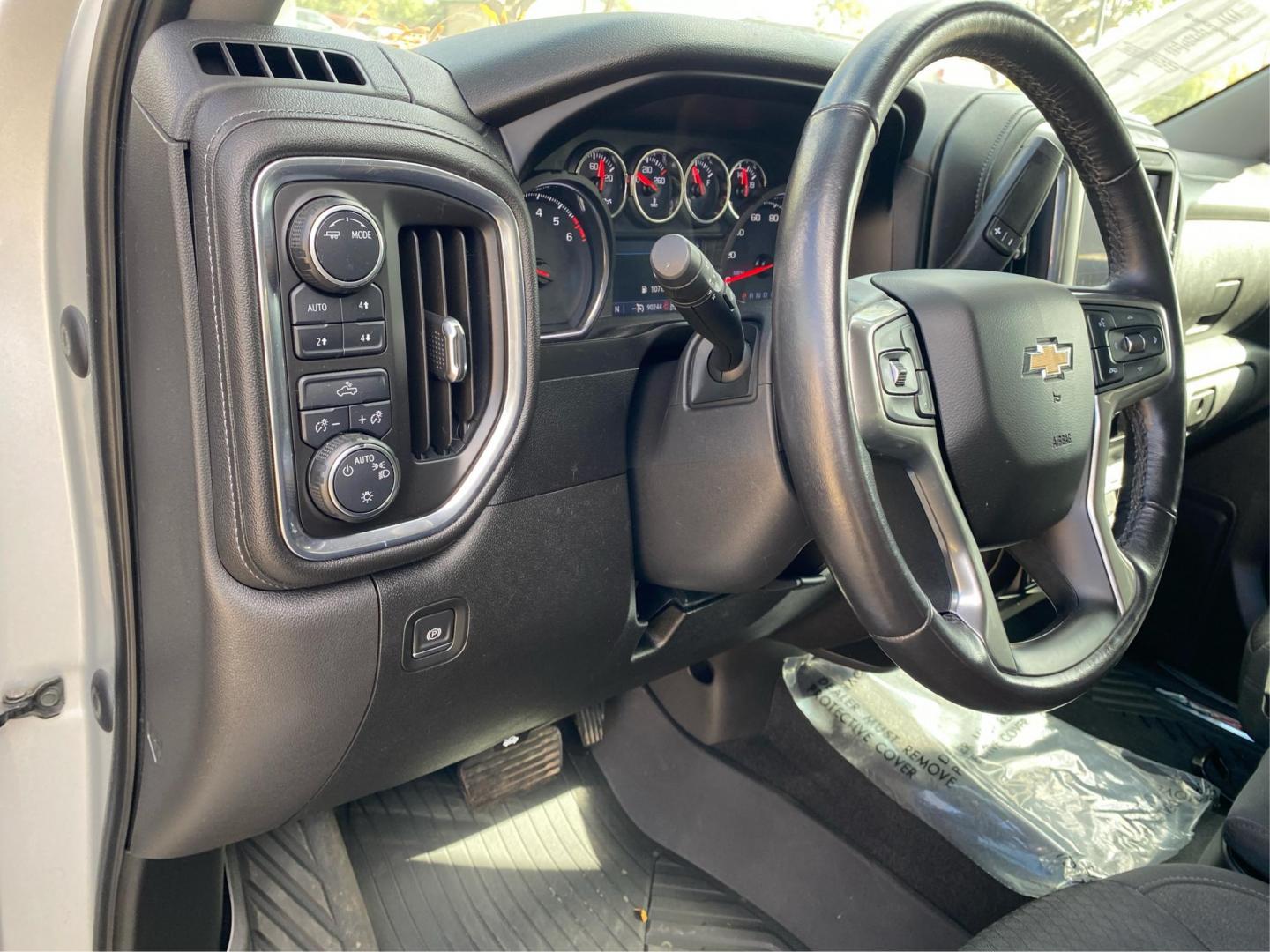 2020 SILVER CHEVROLET SILVERADO 1500 LT (3GCUYDED0LG) with an 5.3L engine, Automatic transmission, located at 908 SE 14th Street, Des Moines, IA, 50317, (515) 281-0330, 41.580303, -93.597046 - Photo#15