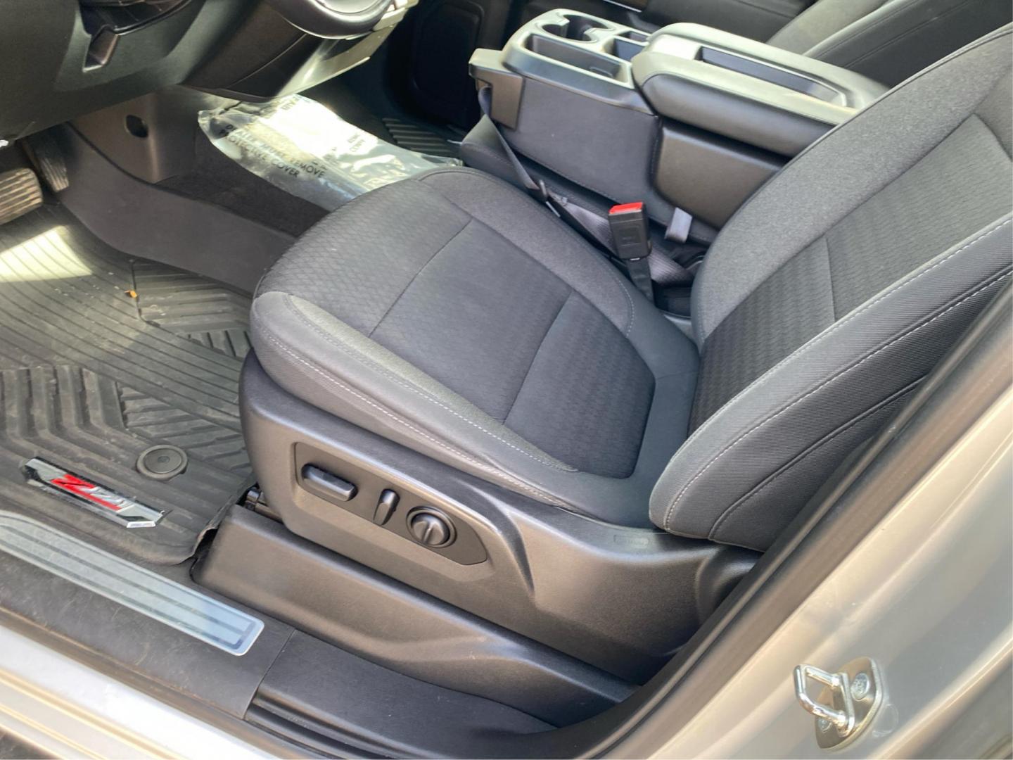 2020 SILVER CHEVROLET SILVERADO 1500 LT (3GCUYDED0LG) with an 5.3L engine, Automatic transmission, located at 908 SE 14th Street, Des Moines, IA, 50317, (515) 281-0330, 41.580303, -93.597046 - Photo#16