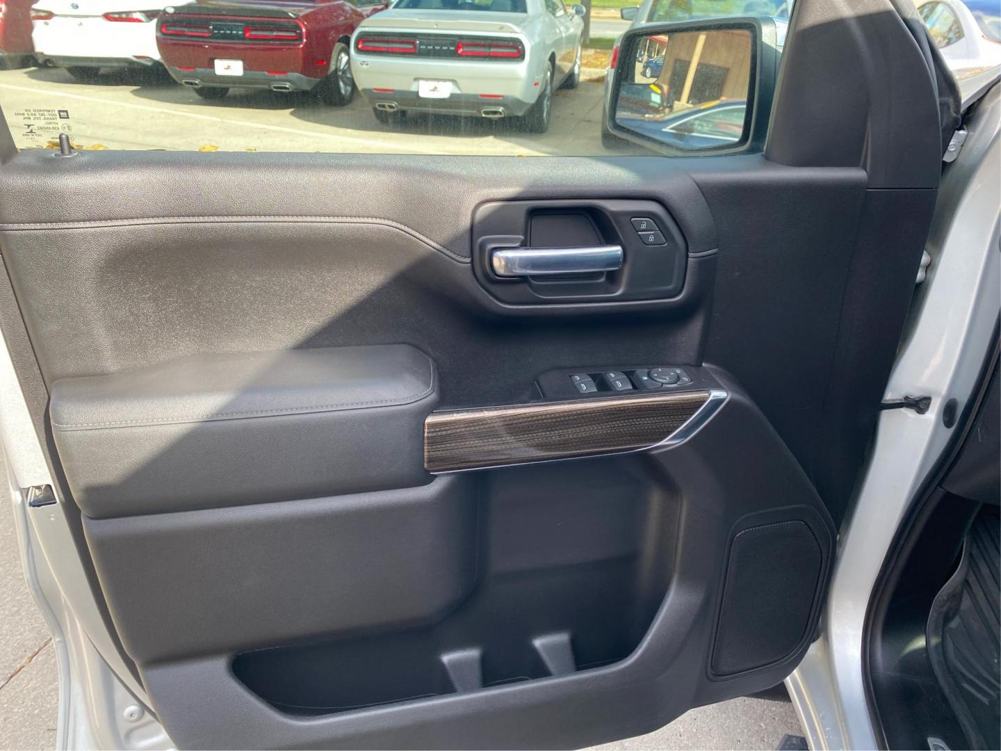 2020 SILVER CHEVROLET SILVERADO 1500 LT (3GCUYDED0LG) with an 5.3L engine, Automatic transmission, located at 908 SE 14th Street, Des Moines, IA, 50317, (515) 281-0330, 41.580303, -93.597046 - Photo#17