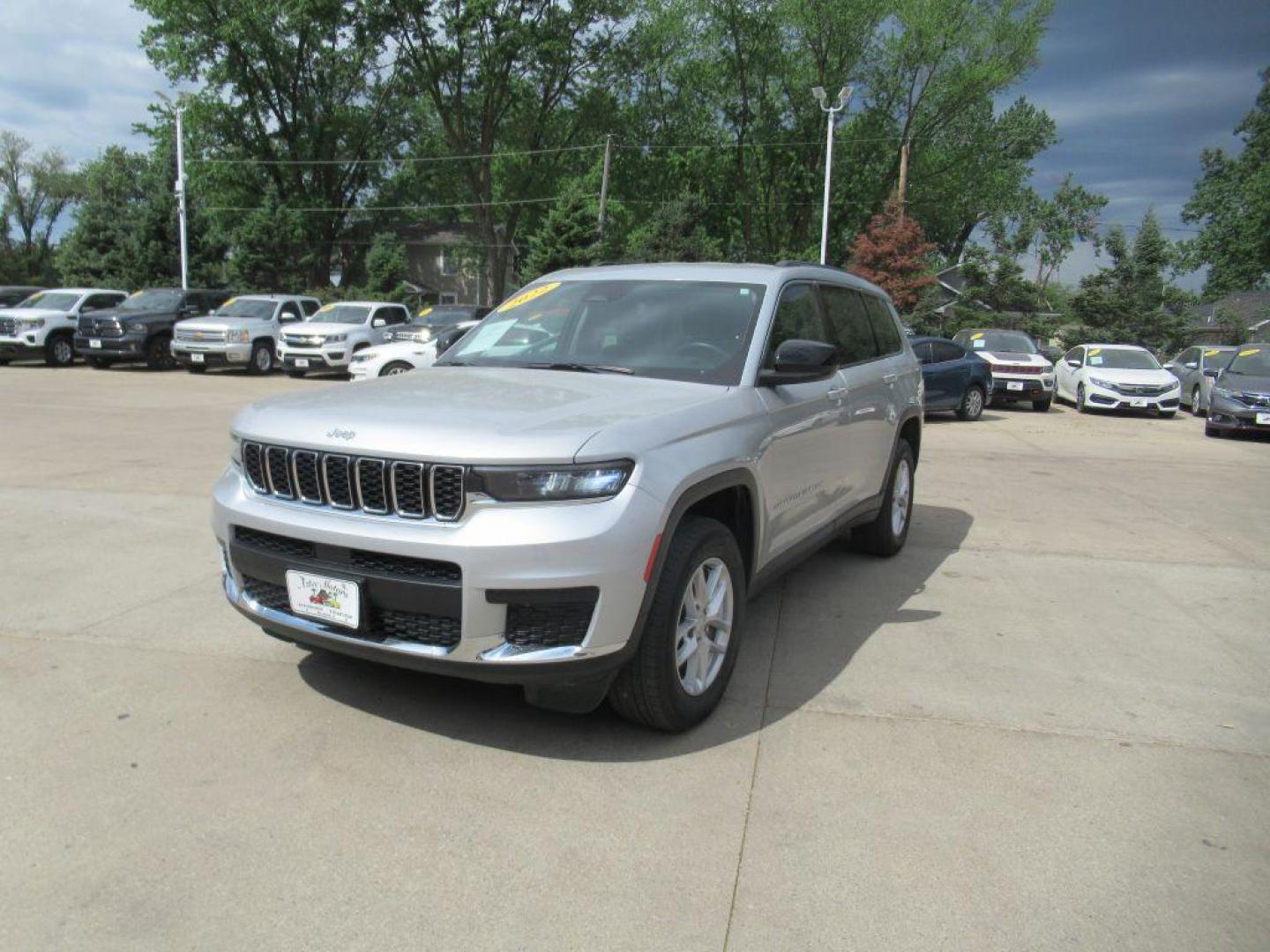 2022 SILVER JEEP GRAND CHEROKEE L LAREDO (1C4RJKAG7N8) with an 3.6L engine, Automatic transmission, located at 908 SE 14th Street, Des Moines, IA, 50317, (515) 281-0330, 41.580303, -93.597046 - Photo#0
