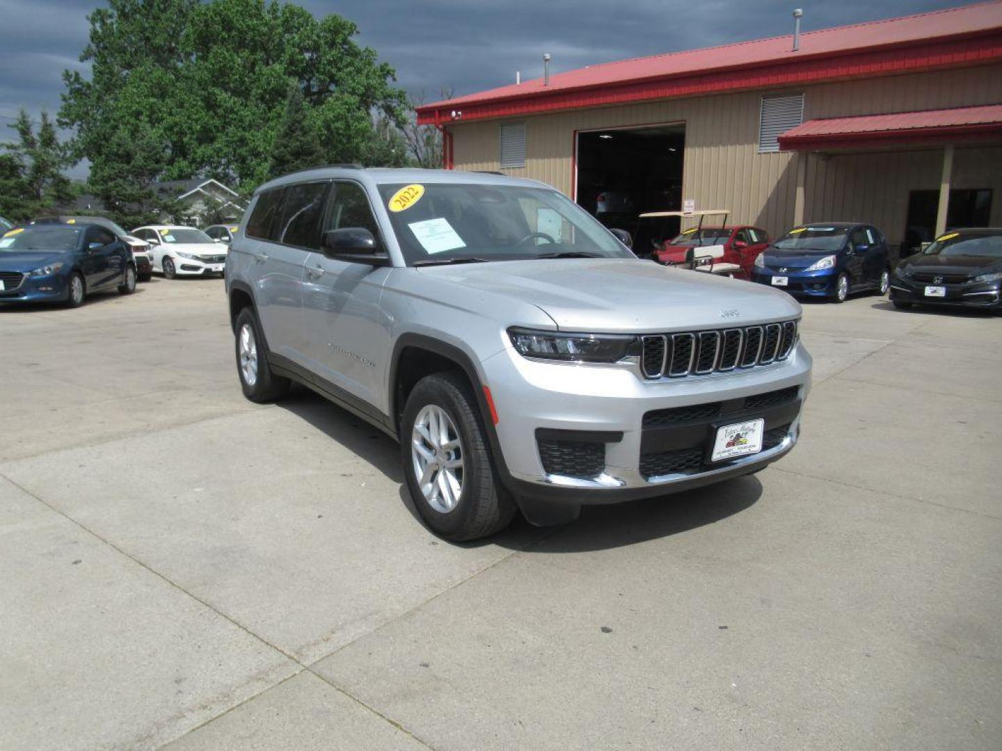 2022 SILVER JEEP GRAND CHEROKEE L LAREDO (1C4RJKAG7N8) with an 3.6L engine, Automatic transmission, located at 908 SE 14th Street, Des Moines, IA, 50317, (515) 281-0330, 41.580303, -93.597046 - Photo#2