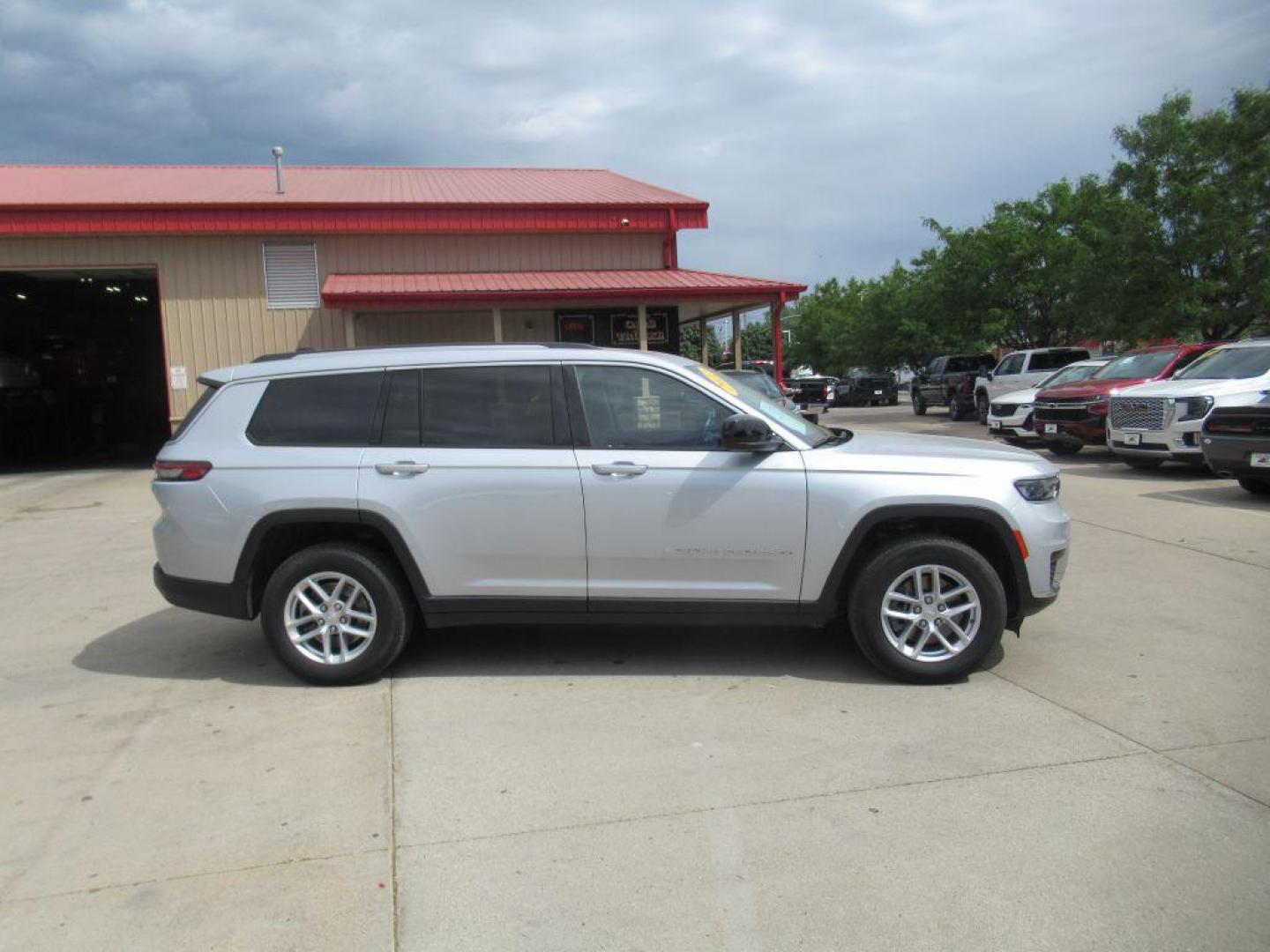 2022 SILVER JEEP GRAND CHEROKEE L LAREDO (1C4RJKAG7N8) with an 3.6L engine, Automatic transmission, located at 908 SE 14th Street, Des Moines, IA, 50317, (515) 281-0330, 41.580303, -93.597046 - Photo#3