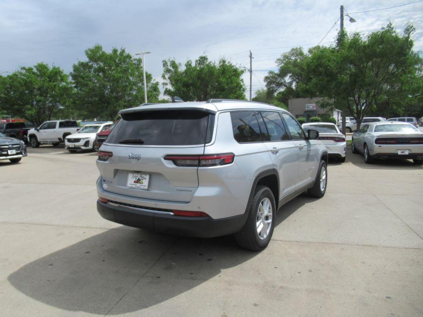 2022 SILVER JEEP GRAND CHEROKEE L LAREDO (1C4RJKAG7N8) with an 3.6L engine, Automatic transmission, located at 908 SE 14th Street, Des Moines, IA, 50317, (515) 281-0330, 41.580303, -93.597046 - Photo#4