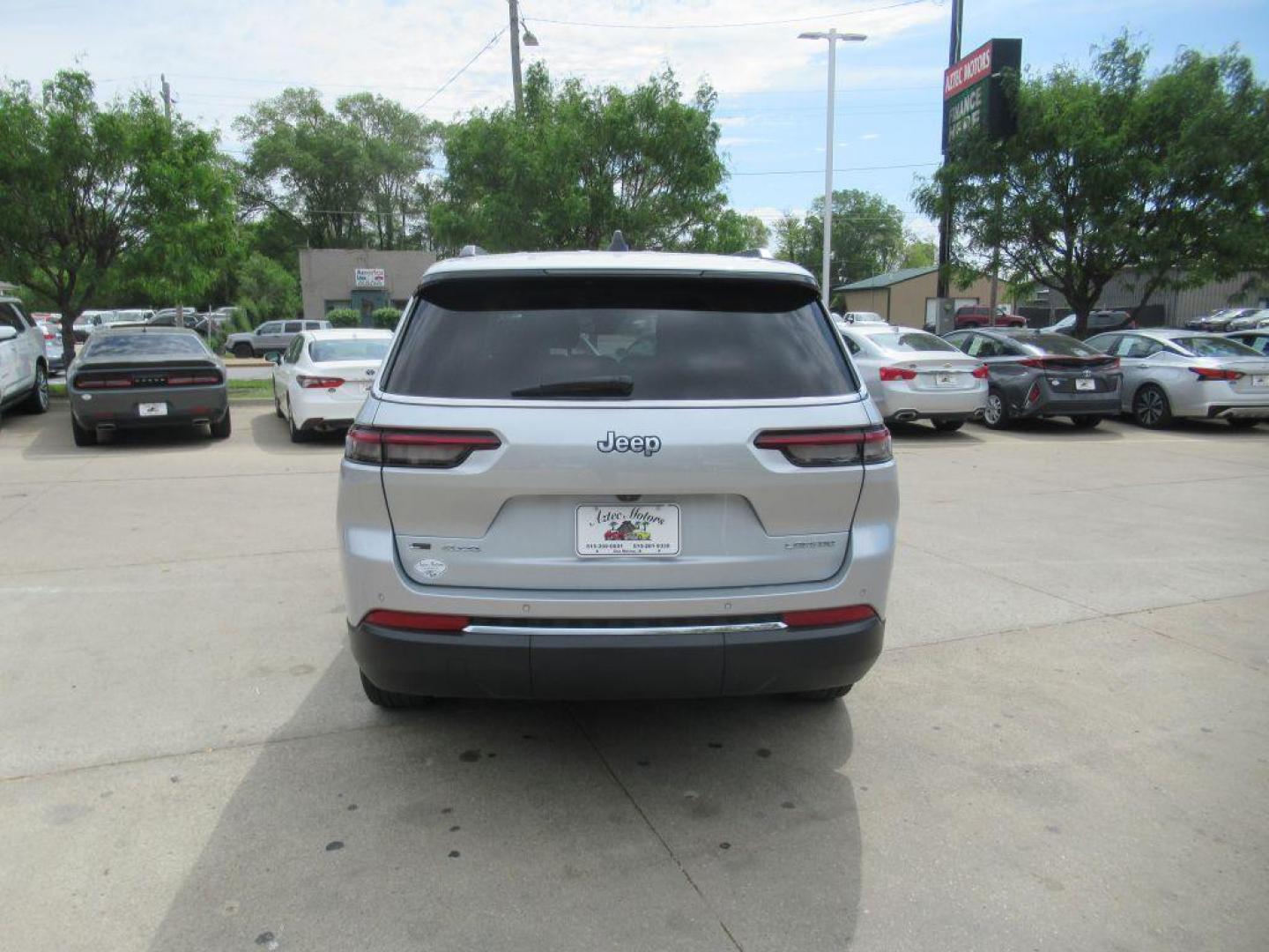 2022 SILVER JEEP GRAND CHEROKEE L LAREDO (1C4RJKAG7N8) with an 3.6L engine, Automatic transmission, located at 908 SE 14th Street, Des Moines, IA, 50317, (515) 281-0330, 41.580303, -93.597046 - Photo#5