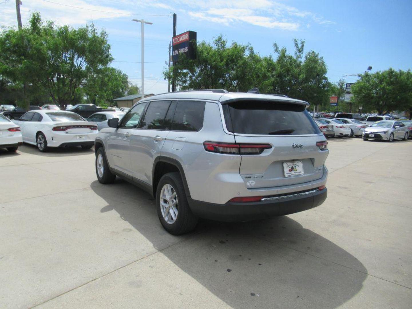 2022 SILVER JEEP GRAND CHEROKEE L LAREDO (1C4RJKAG7N8) with an 3.6L engine, Automatic transmission, located at 908 SE 14th Street, Des Moines, IA, 50317, (515) 281-0330, 41.580303, -93.597046 - Photo#6