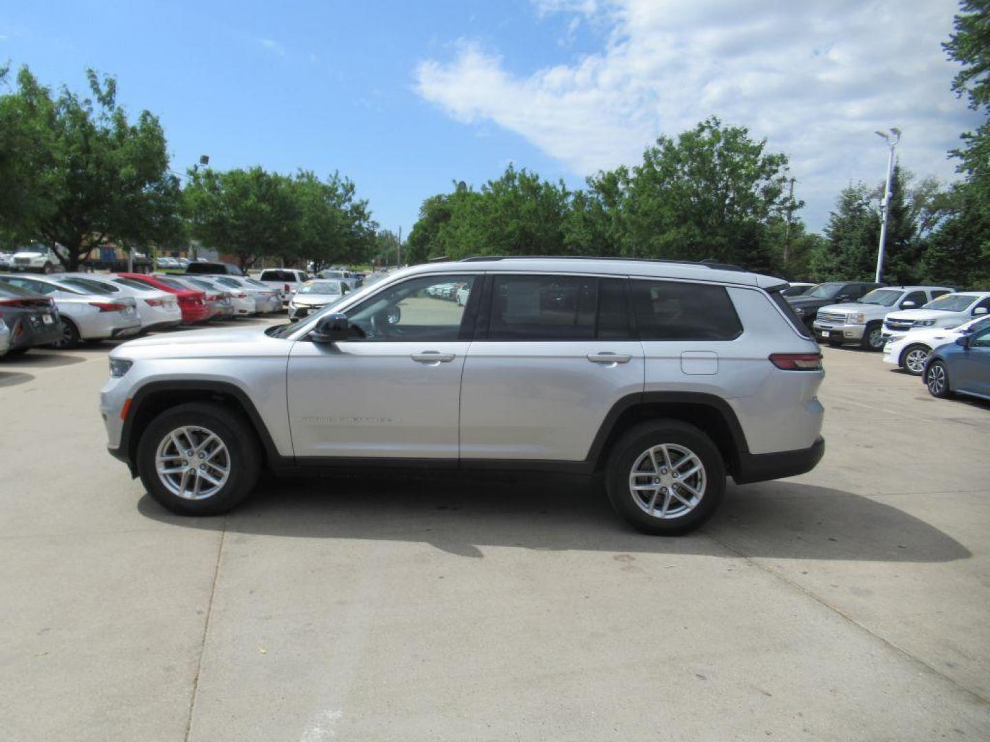 2022 SILVER JEEP GRAND CHEROKEE L LAREDO (1C4RJKAG7N8) with an 3.6L engine, Automatic transmission, located at 908 SE 14th Street, Des Moines, IA, 50317, (515) 281-0330, 41.580303, -93.597046 - Photo#7