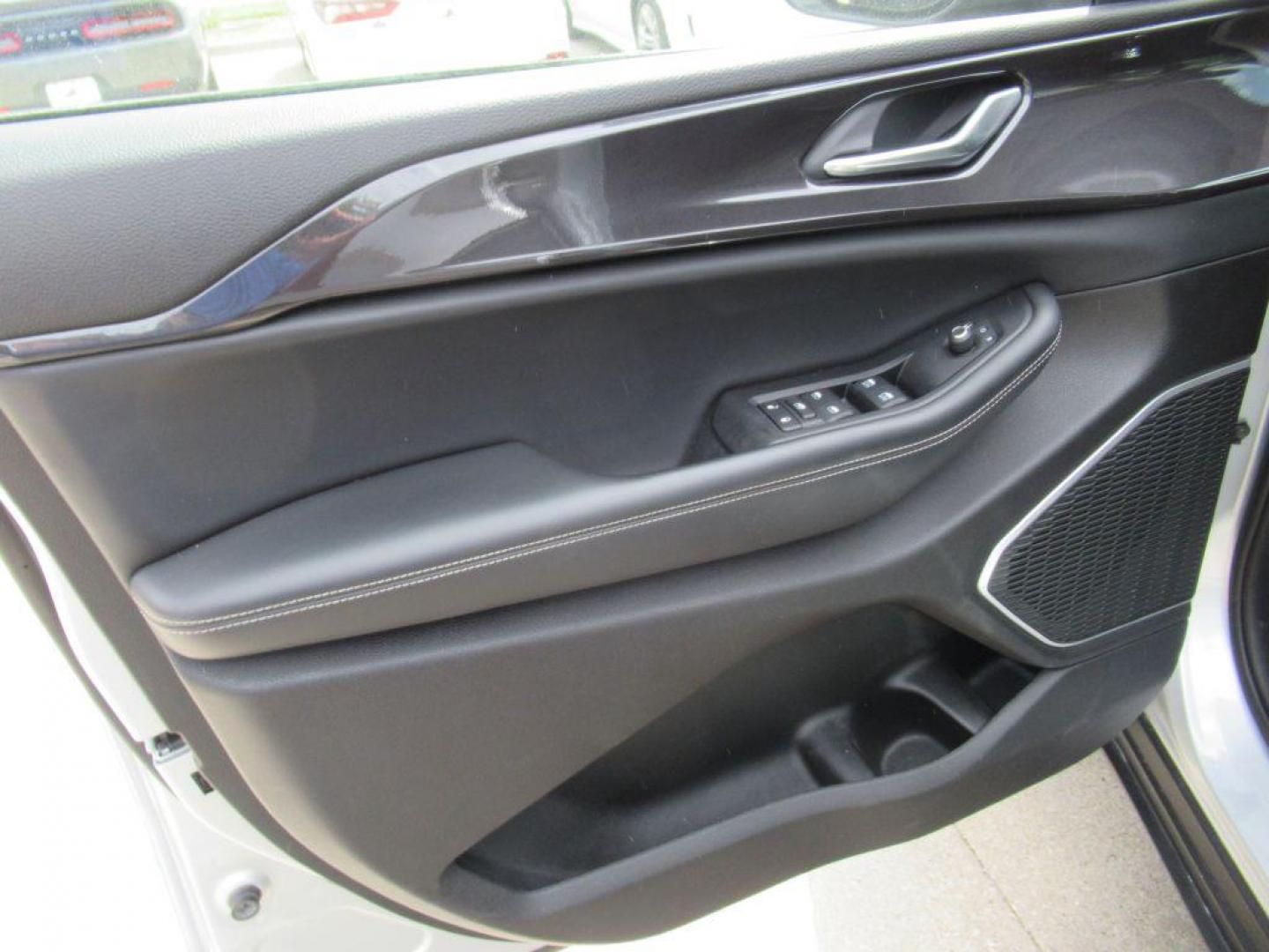 2022 SILVER JEEP GRAND CHEROKEE L LAREDO (1C4RJKAG7N8) with an 3.6L engine, Automatic transmission, located at 908 SE 14th Street, Des Moines, IA, 50317, (515) 281-0330, 41.580303, -93.597046 - Photo#9
