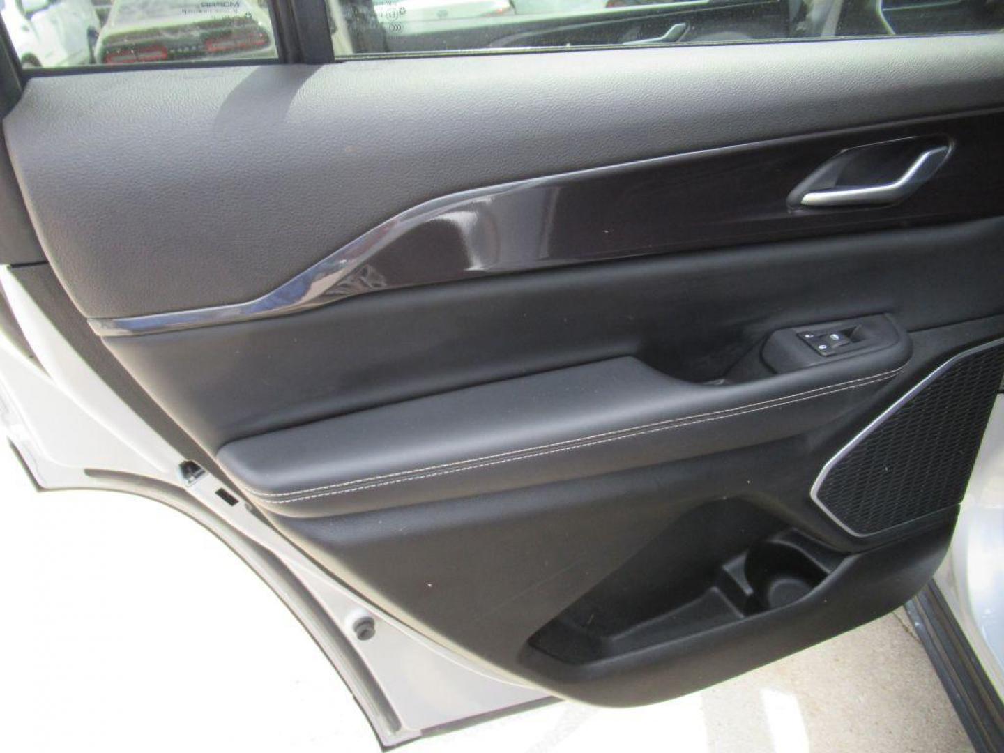 2022 SILVER JEEP GRAND CHEROKEE L LAREDO (1C4RJKAG7N8) with an 3.6L engine, Automatic transmission, located at 908 SE 14th Street, Des Moines, IA, 50317, (515) 281-0330, 41.580303, -93.597046 - Photo#10