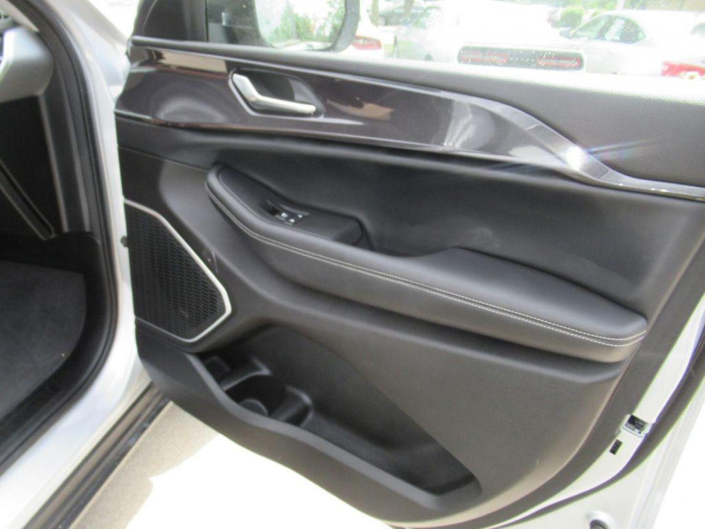 2022 SILVER JEEP GRAND CHEROKEE L LAREDO (1C4RJKAG7N8) with an 3.6L engine, Automatic transmission, located at 908 SE 14th Street, Des Moines, IA, 50317, (515) 281-0330, 41.580303, -93.597046 - Photo#12
