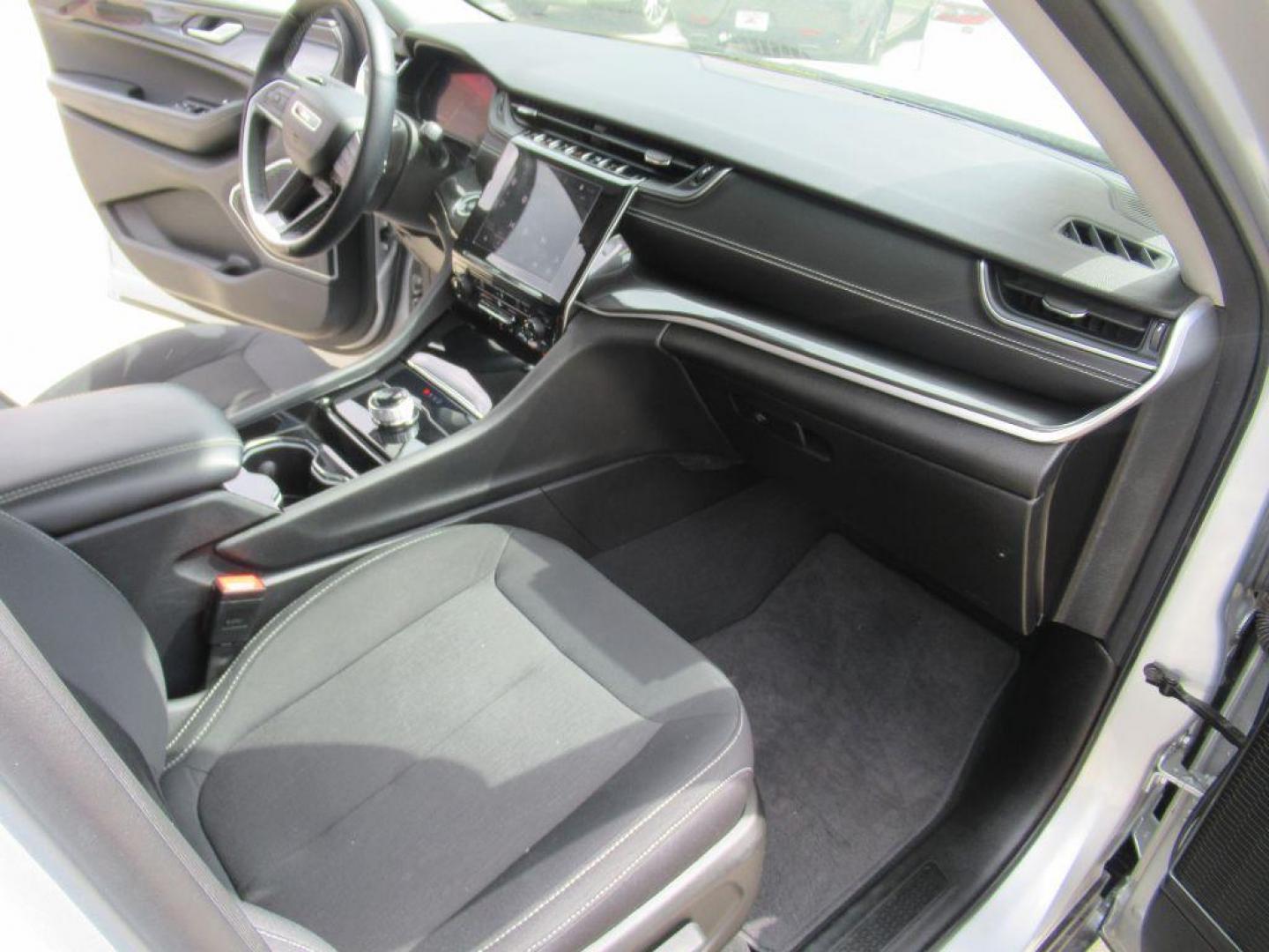 2022 SILVER JEEP GRAND CHEROKEE L LAREDO (1C4RJKAG7N8) with an 3.6L engine, Automatic transmission, located at 908 SE 14th Street, Des Moines, IA, 50317, (515) 281-0330, 41.580303, -93.597046 - Photo#13