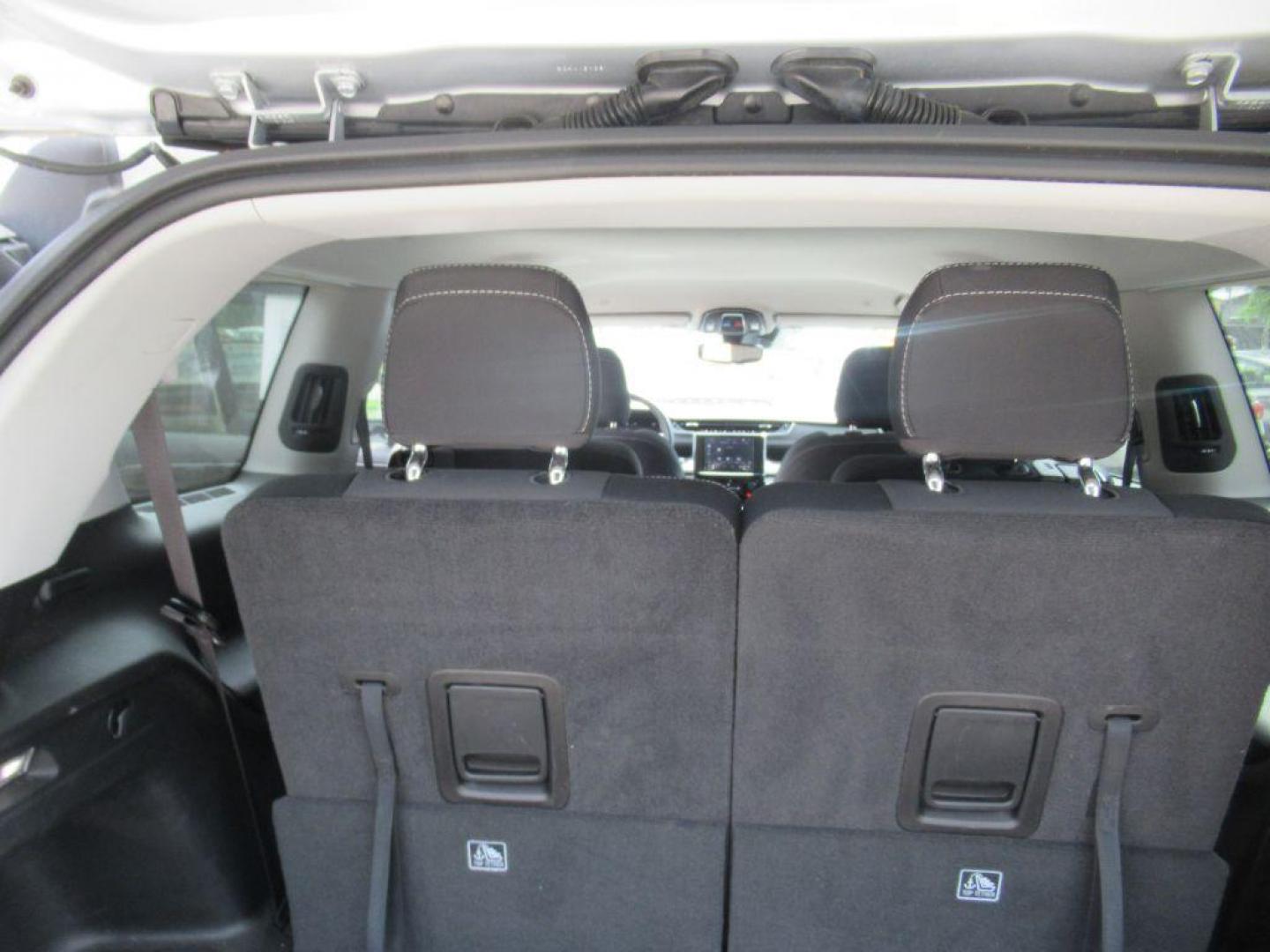 2022 SILVER JEEP GRAND CHEROKEE L LAREDO (1C4RJKAG7N8) with an 3.6L engine, Automatic transmission, located at 908 SE 14th Street, Des Moines, IA, 50317, (515) 281-0330, 41.580303, -93.597046 - Photo#15