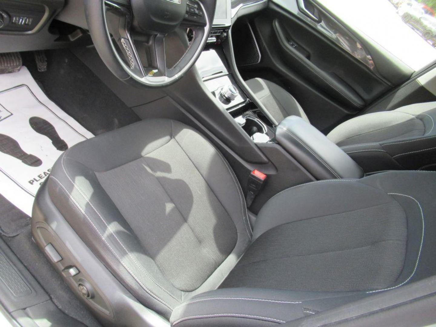 2022 SILVER JEEP GRAND CHEROKEE L LAREDO (1C4RJKAG7N8) with an 3.6L engine, Automatic transmission, located at 908 SE 14th Street, Des Moines, IA, 50317, (515) 281-0330, 41.580303, -93.597046 - Photo#17
