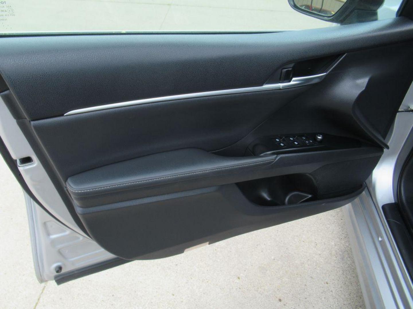 2020 SILVER TOYOTA CAMRY XSE (4T1K61AK0LU) with an 2.5L engine, Automatic transmission, located at 908 SE 14th Street, Des Moines, IA, 50317, (515) 281-0330, 41.580303, -93.597046 - Photo#9