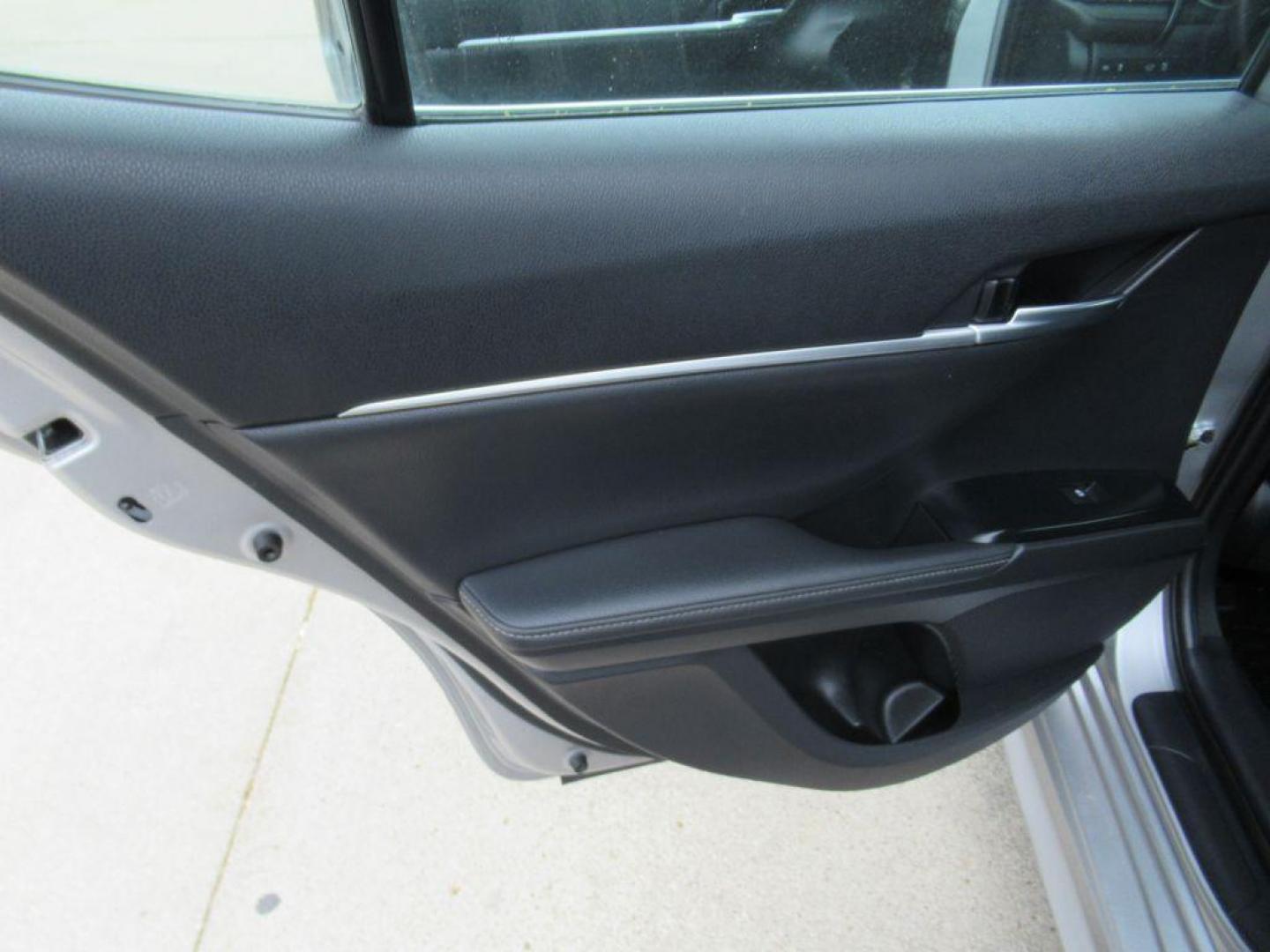 2020 SILVER TOYOTA CAMRY XSE (4T1K61AK0LU) with an 2.5L engine, Automatic transmission, located at 908 SE 14th Street, Des Moines, IA, 50317, (515) 281-0330, 41.580303, -93.597046 - Photo#10