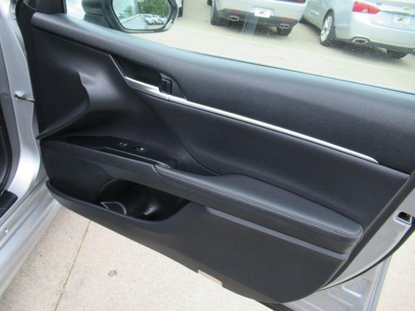 2020 SILVER TOYOTA CAMRY XSE (4T1K61AK0LU) with an 2.5L engine, Automatic transmission, located at 908 SE 14th Street, Des Moines, IA, 50317, (515) 281-0330, 41.580303, -93.597046 - Photo#12