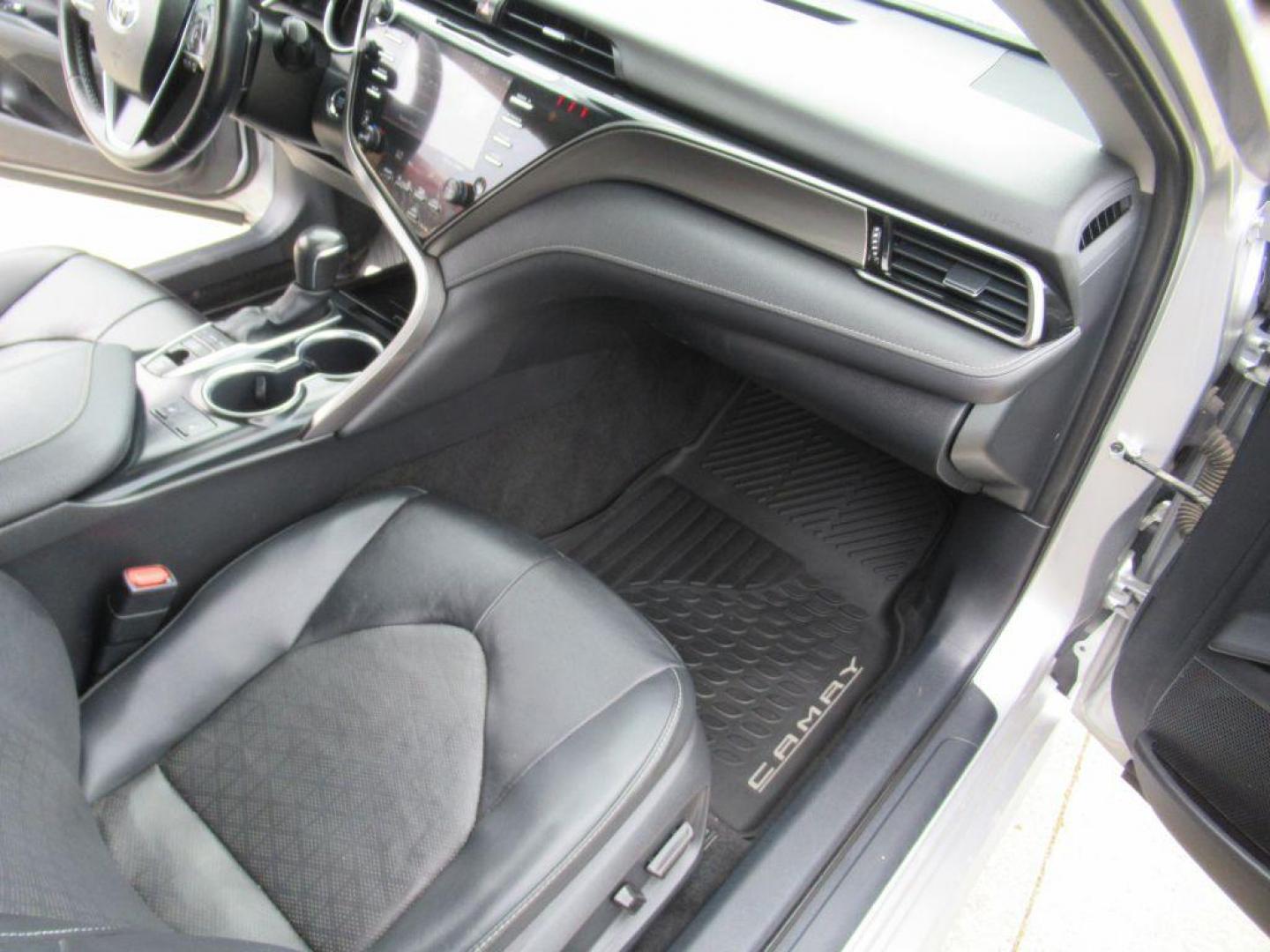 2020 SILVER TOYOTA CAMRY XSE (4T1K61AK0LU) with an 2.5L engine, Automatic transmission, located at 908 SE 14th Street, Des Moines, IA, 50317, (515) 281-0330, 41.580303, -93.597046 - Photo#13
