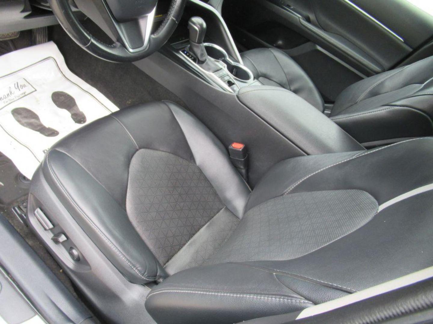 2020 SILVER TOYOTA CAMRY XSE (4T1K61AK0LU) with an 2.5L engine, Automatic transmission, located at 908 SE 14th Street, Des Moines, IA, 50317, (515) 281-0330, 41.580303, -93.597046 - Photo#16