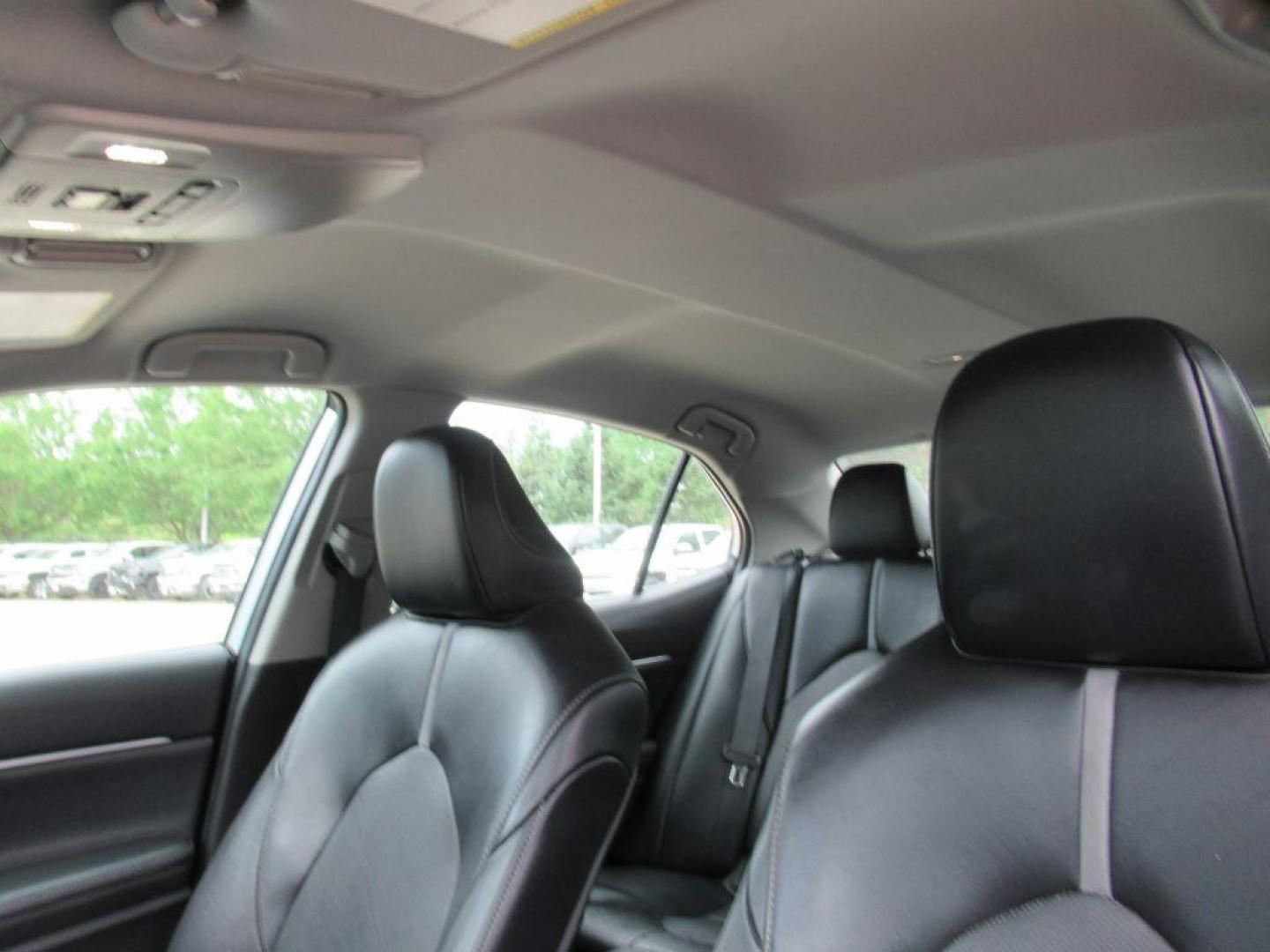 2020 SILVER TOYOTA CAMRY XSE (4T1K61AK0LU) with an 2.5L engine, Automatic transmission, located at 908 SE 14th Street, Des Moines, IA, 50317, (515) 281-0330, 41.580303, -93.597046 - Photo#17