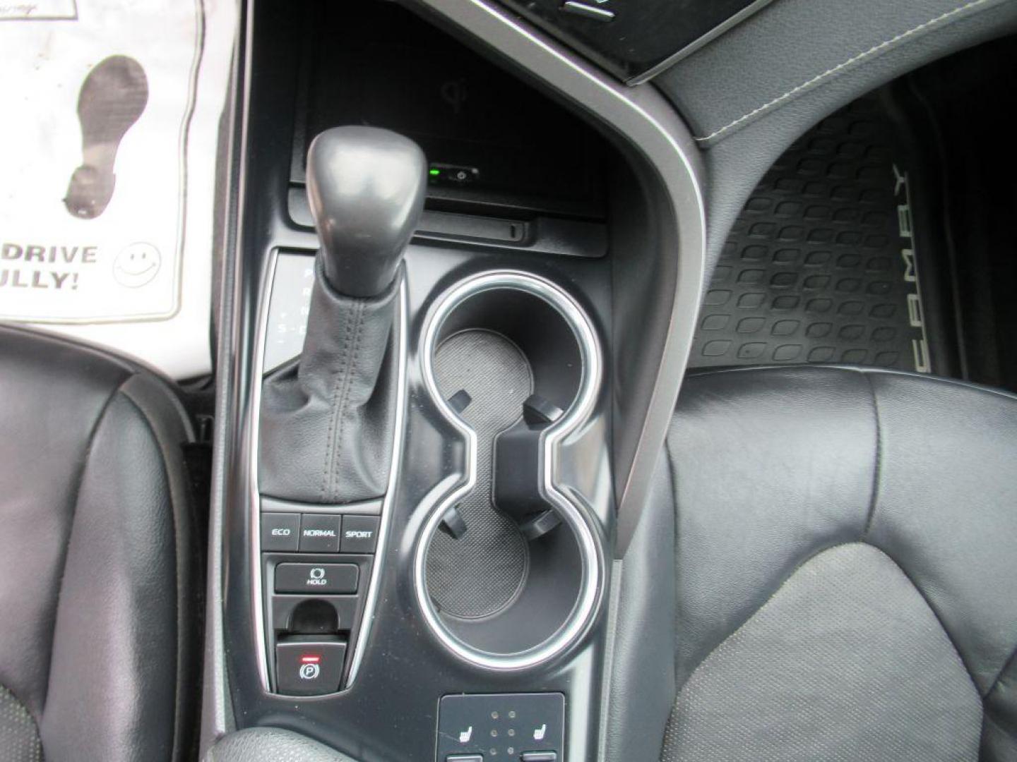 2020 SILVER TOYOTA CAMRY XSE (4T1K61AK0LU) with an 2.5L engine, Automatic transmission, located at 908 SE 14th Street, Des Moines, IA, 50317, (515) 281-0330, 41.580303, -93.597046 - Photo#19