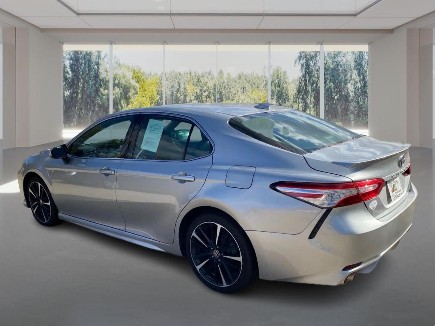 2020 SILVER TOYOTA CAMRY XSE (4T1K61AK0LU) with an 2.5L engine, Automatic transmission, located at 908 SE 14th Street, Des Moines, IA, 50317, (515) 281-0330, 41.580303, -93.597046 - Photo#4