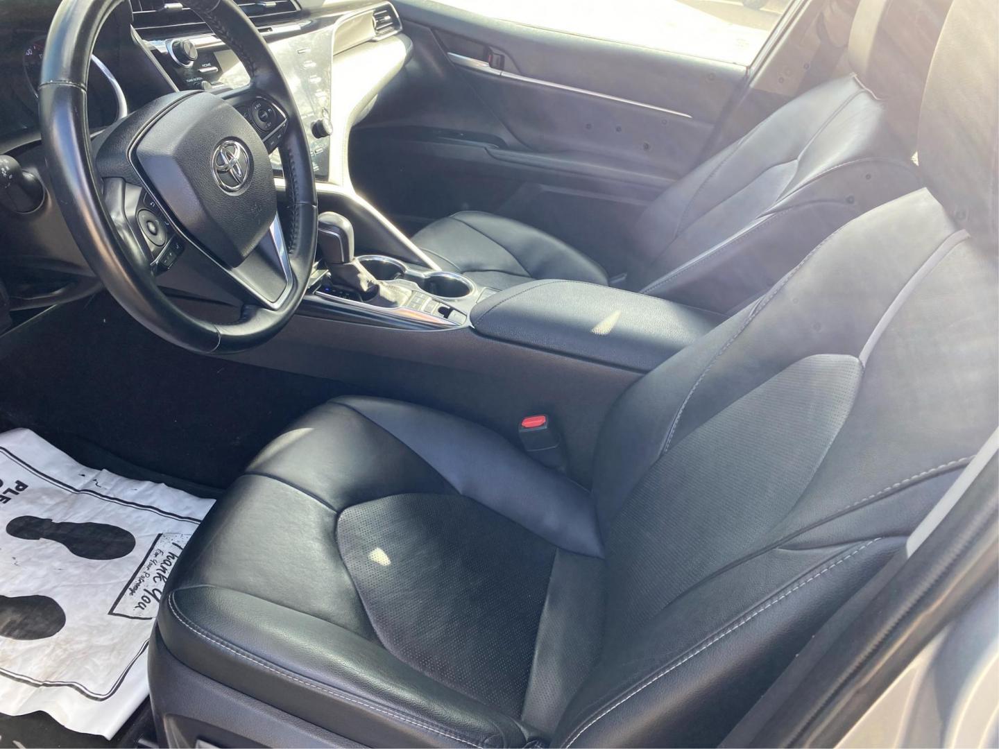 2020 SILVER TOYOTA CAMRY XSE (4T1K61AK0LU) with an 2.5L engine, Automatic transmission, located at 908 SE 14th Street, Des Moines, IA, 50317, (515) 281-0330, 41.580303, -93.597046 - Photo#8