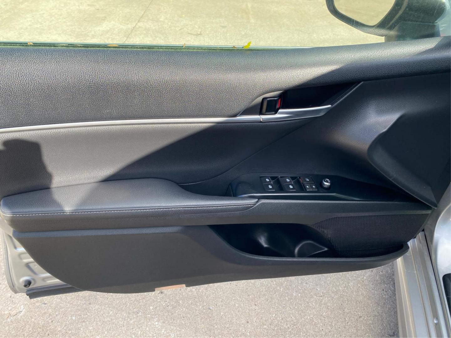 2020 SILVER TOYOTA CAMRY XSE (4T1K61AK0LU) with an 2.5L engine, Automatic transmission, located at 908 SE 14th Street, Des Moines, IA, 50317, (515) 281-0330, 41.580303, -93.597046 - Photo#18