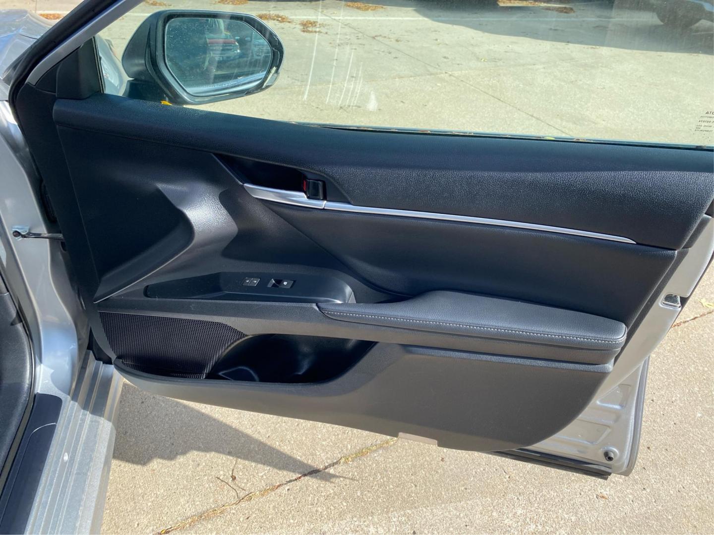 2020 SILVER TOYOTA CAMRY XSE (4T1K61AK0LU) with an 2.5L engine, Automatic transmission, located at 908 SE 14th Street, Des Moines, IA, 50317, (515) 281-0330, 41.580303, -93.597046 - Photo#19