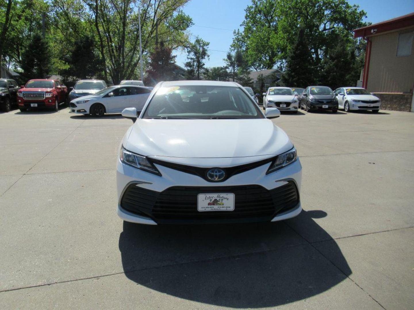 2021 WHITE TOYOTA CAMRY LE (4T1C31AKXMU) with an 2.5L engine, Continuously Variable transmission, located at 908 SE 14th Street, Des Moines, IA, 50317, (515) 281-0330, 41.580303, -93.597046 - Photo#1