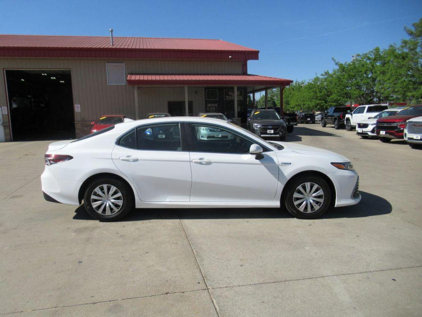 2021 WHITE TOYOTA CAMRY LE (4T1C31AKXMU) with an 2.5L engine, Continuously Variable transmission, located at 908 SE 14th Street, Des Moines, IA, 50317, (515) 281-0330, 41.580303, -93.597046 - Photo#3