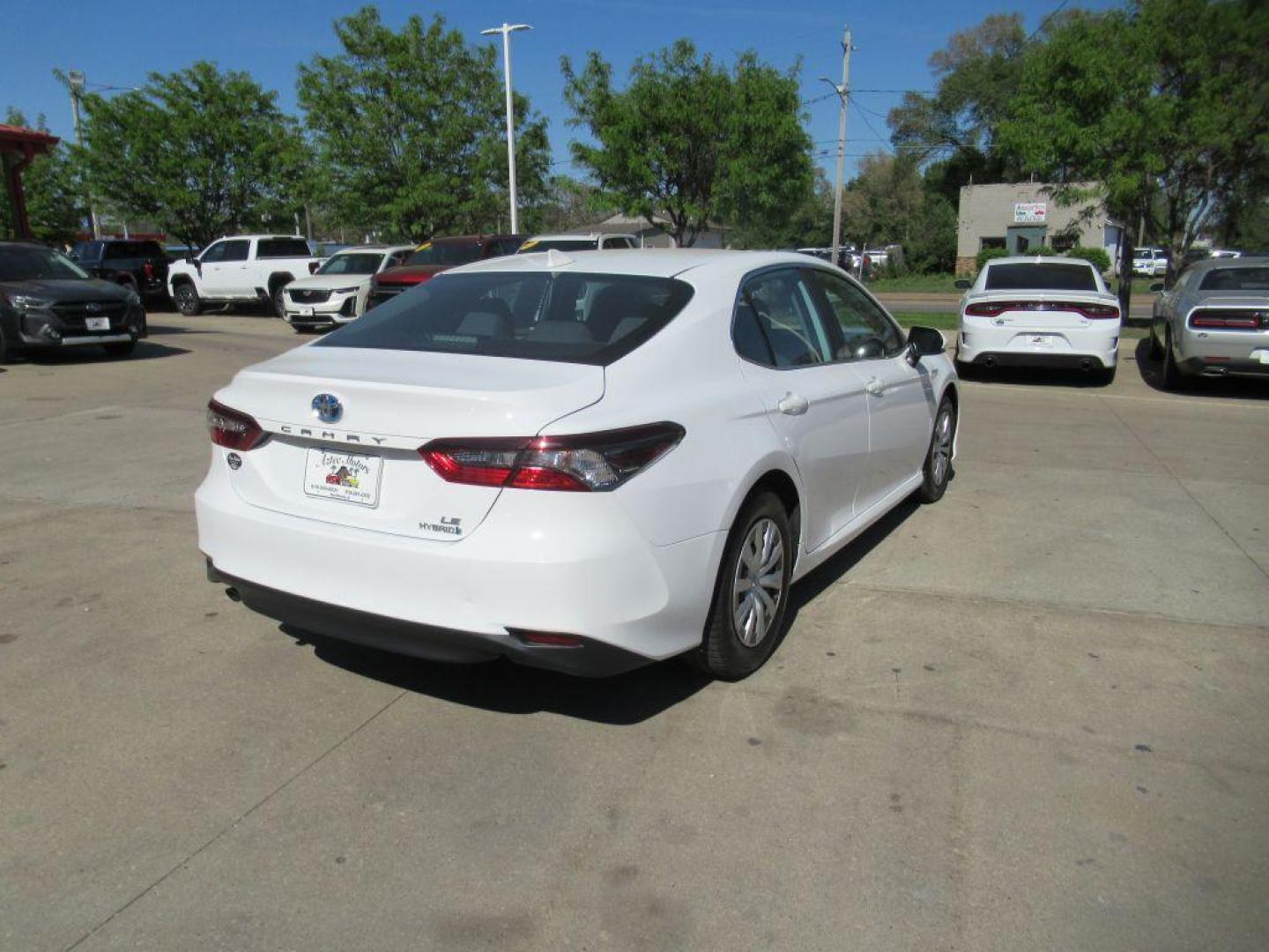 2021 WHITE TOYOTA CAMRY LE (4T1C31AKXMU) with an 2.5L engine, Continuously Variable transmission, located at 908 SE 14th Street, Des Moines, IA, 50317, (515) 281-0330, 41.580303, -93.597046 - Photo#4