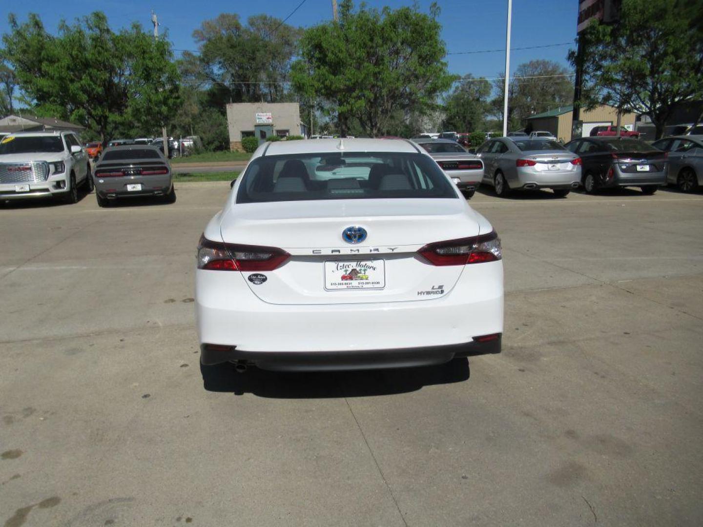 2021 WHITE TOYOTA CAMRY LE (4T1C31AKXMU) with an 2.5L engine, Continuously Variable transmission, located at 908 SE 14th Street, Des Moines, IA, 50317, (515) 281-0330, 41.580303, -93.597046 - Photo#5