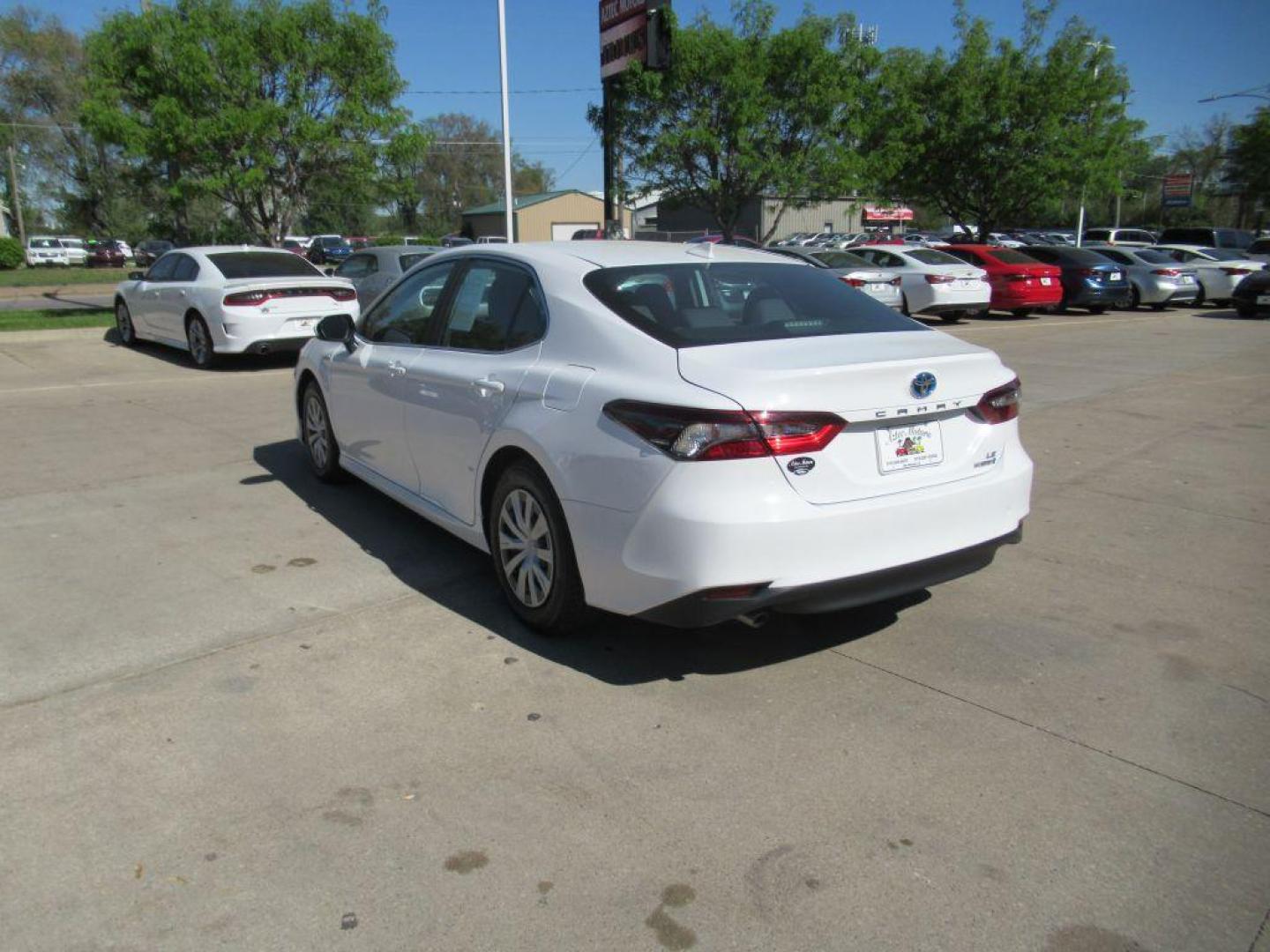 2021 WHITE TOYOTA CAMRY LE (4T1C31AKXMU) with an 2.5L engine, Continuously Variable transmission, located at 908 SE 14th Street, Des Moines, IA, 50317, (515) 281-0330, 41.580303, -93.597046 - Photo#6