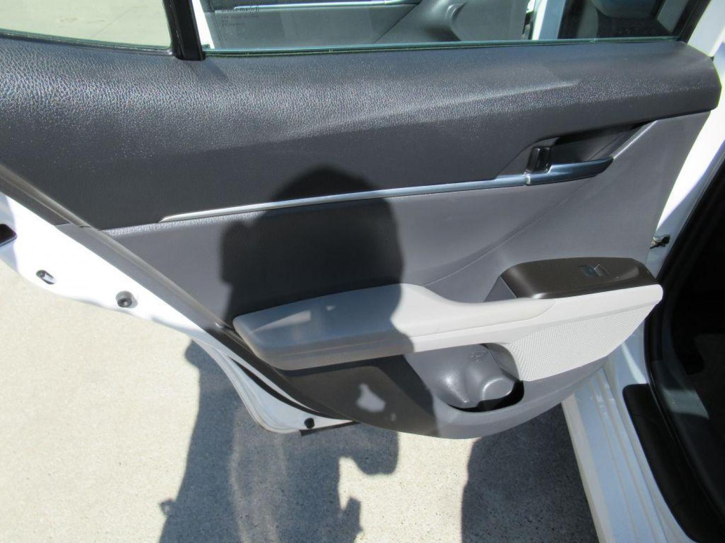 2021 WHITE TOYOTA CAMRY LE (4T1C31AKXMU) with an 2.5L engine, Continuously Variable transmission, located at 908 SE 14th Street, Des Moines, IA, 50317, (515) 281-0330, 41.580303, -93.597046 - Photo#10