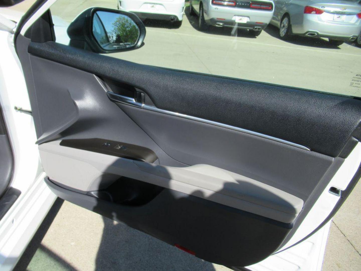2021 WHITE TOYOTA CAMRY LE (4T1C31AKXMU) with an 2.5L engine, Continuously Variable transmission, located at 908 SE 14th Street, Des Moines, IA, 50317, (515) 281-0330, 41.580303, -93.597046 - Photo#12