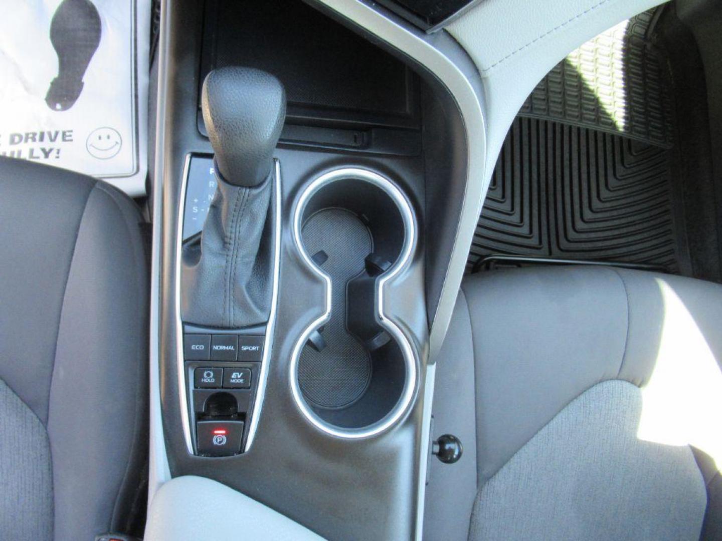 2021 WHITE TOYOTA CAMRY LE (4T1C31AKXMU) with an 2.5L engine, Continuously Variable transmission, located at 908 SE 14th Street, Des Moines, IA, 50317, (515) 281-0330, 41.580303, -93.597046 - Photo#19