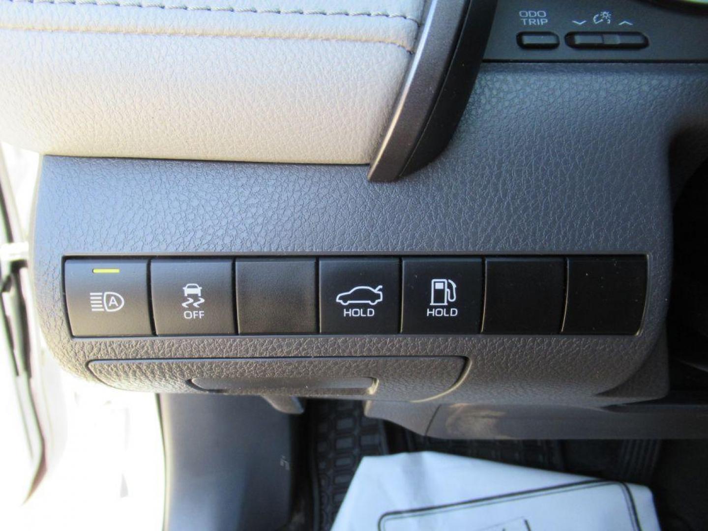 2021 WHITE TOYOTA CAMRY LE (4T1C31AKXMU) with an 2.5L engine, Continuously Variable transmission, located at 908 SE 14th Street, Des Moines, IA, 50317, (515) 281-0330, 41.580303, -93.597046 - Photo#23