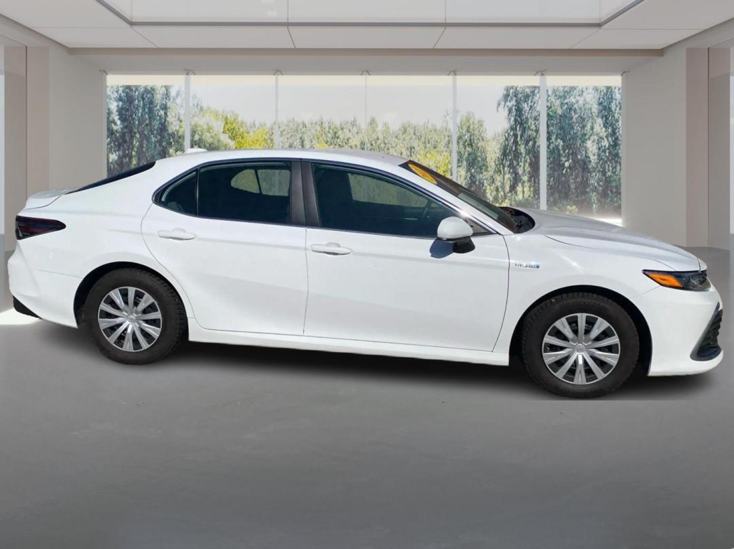 2021 WHITE TOYOTA CAMRY LE (4T1C31AKXMU) with an 2.5L engine, Continuously Variable transmission, located at 908 SE 14th Street, Des Moines, IA, 50317, (515) 281-0330, 41.580303, -93.597046 - Photo#1