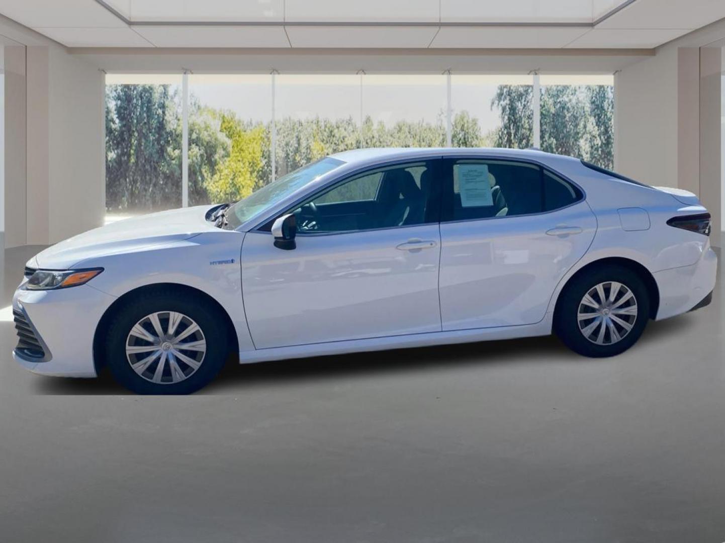 2021 WHITE TOYOTA CAMRY LE (4T1C31AKXMU) with an 2.5L engine, Continuously Variable transmission, located at 908 SE 14th Street, Des Moines, IA, 50317, (515) 281-0330, 41.580303, -93.597046 - Photo#5