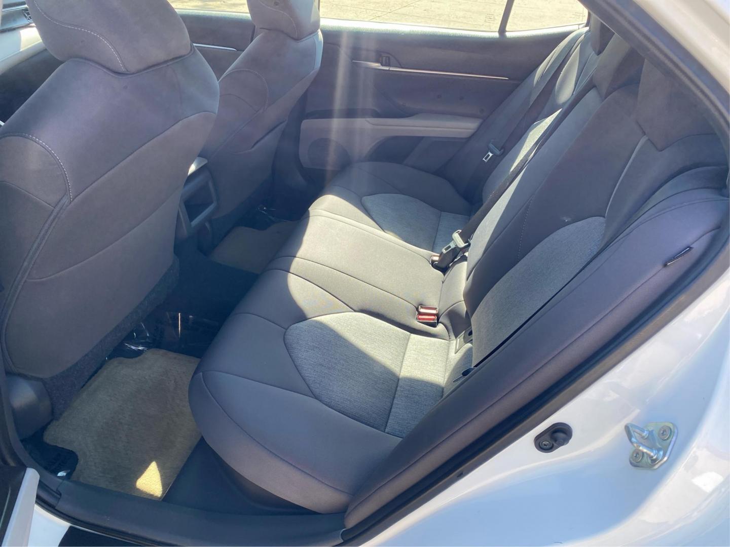 2021 WHITE TOYOTA CAMRY LE (4T1C31AKXMU) with an 2.5L engine, Continuously Variable transmission, located at 908 SE 14th Street, Des Moines, IA, 50317, (515) 281-0330, 41.580303, -93.597046 - Photo#9