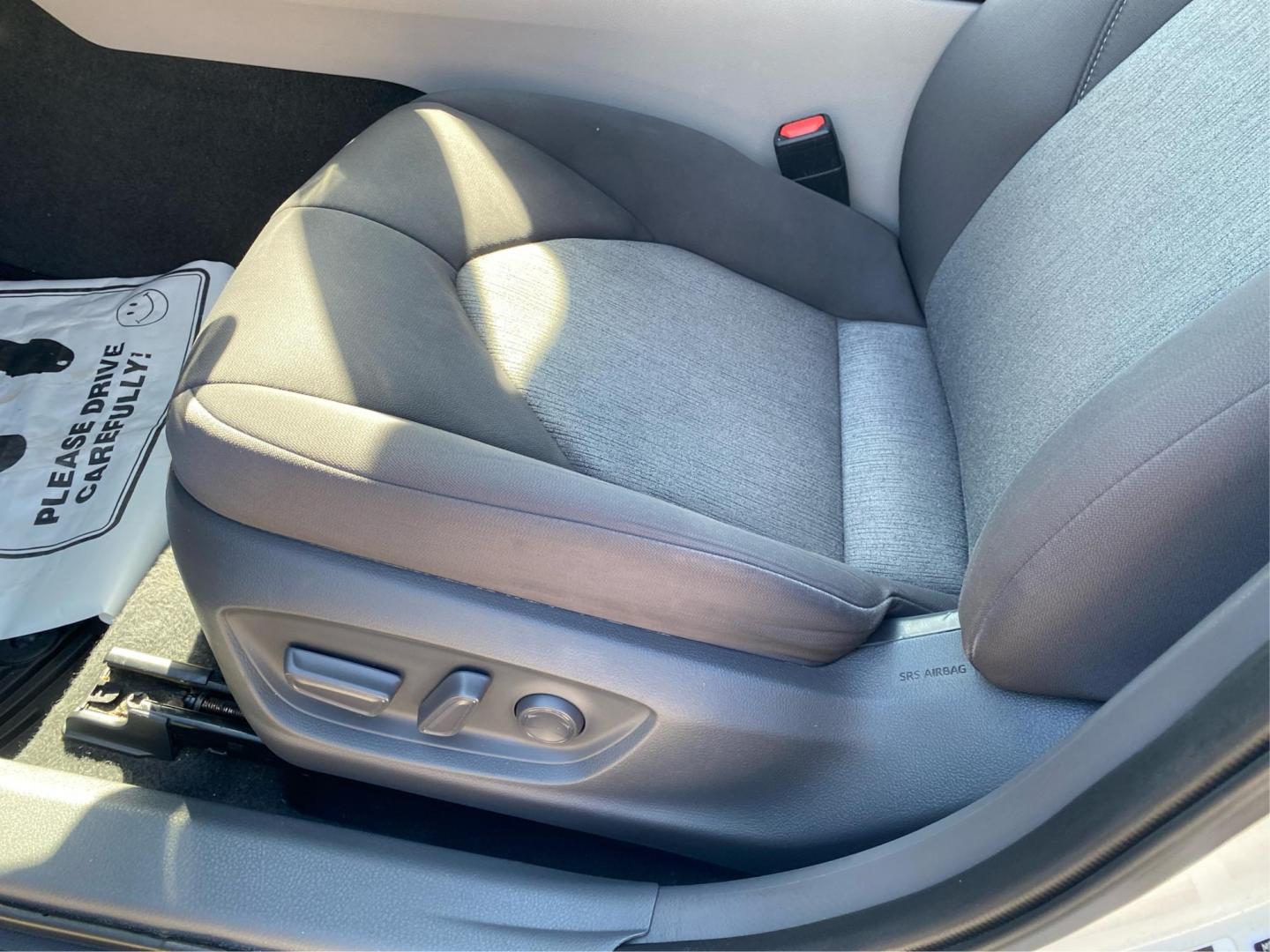 2021 WHITE TOYOTA CAMRY LE (4T1C31AKXMU) with an 2.5L engine, Continuously Variable transmission, located at 908 SE 14th Street, Des Moines, IA, 50317, (515) 281-0330, 41.580303, -93.597046 - Photo#18