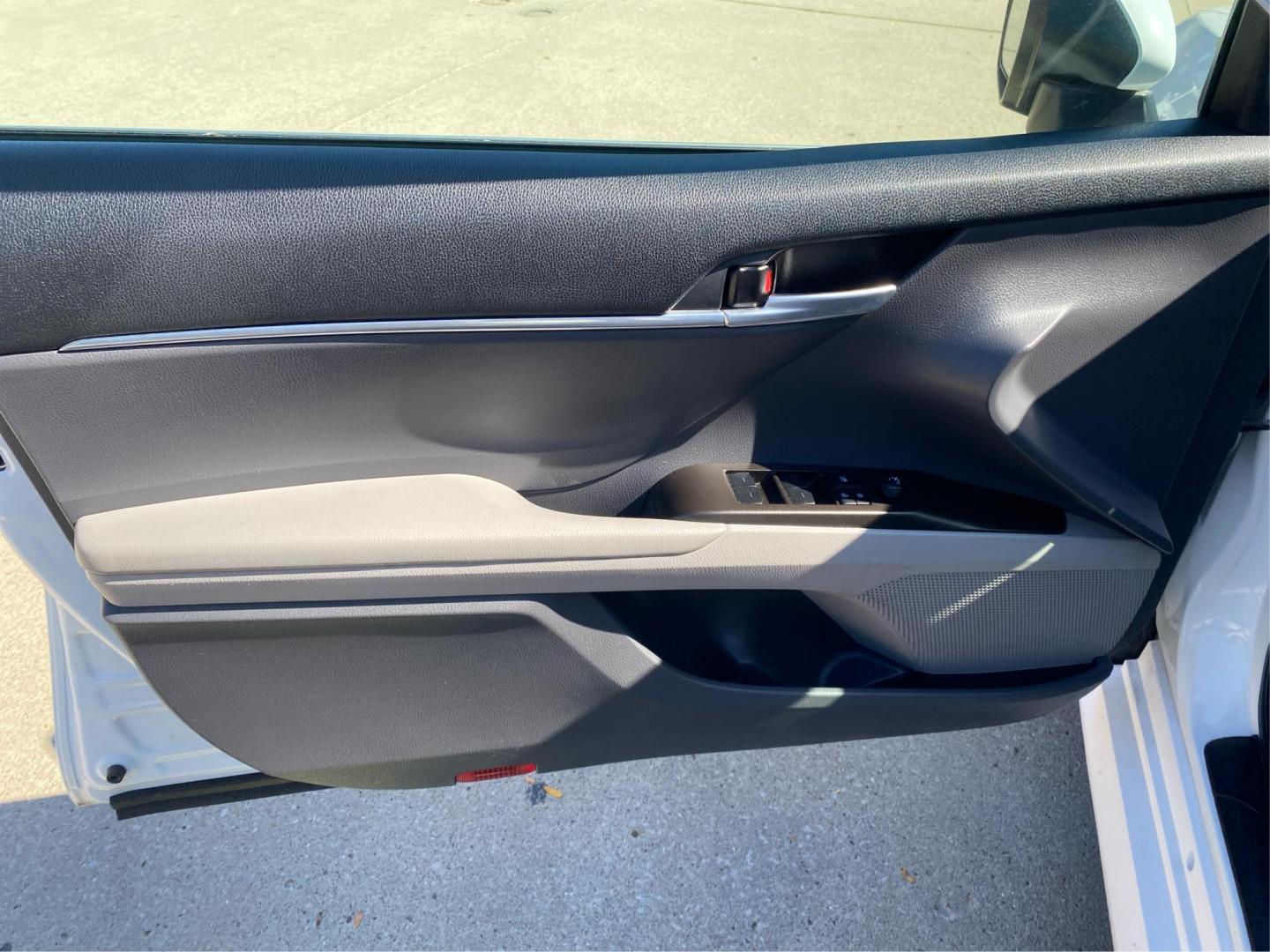 2021 WHITE TOYOTA CAMRY LE (4T1C31AKXMU) with an 2.5L engine, Continuously Variable transmission, located at 908 SE 14th Street, Des Moines, IA, 50317, (515) 281-0330, 41.580303, -93.597046 - Photo#19