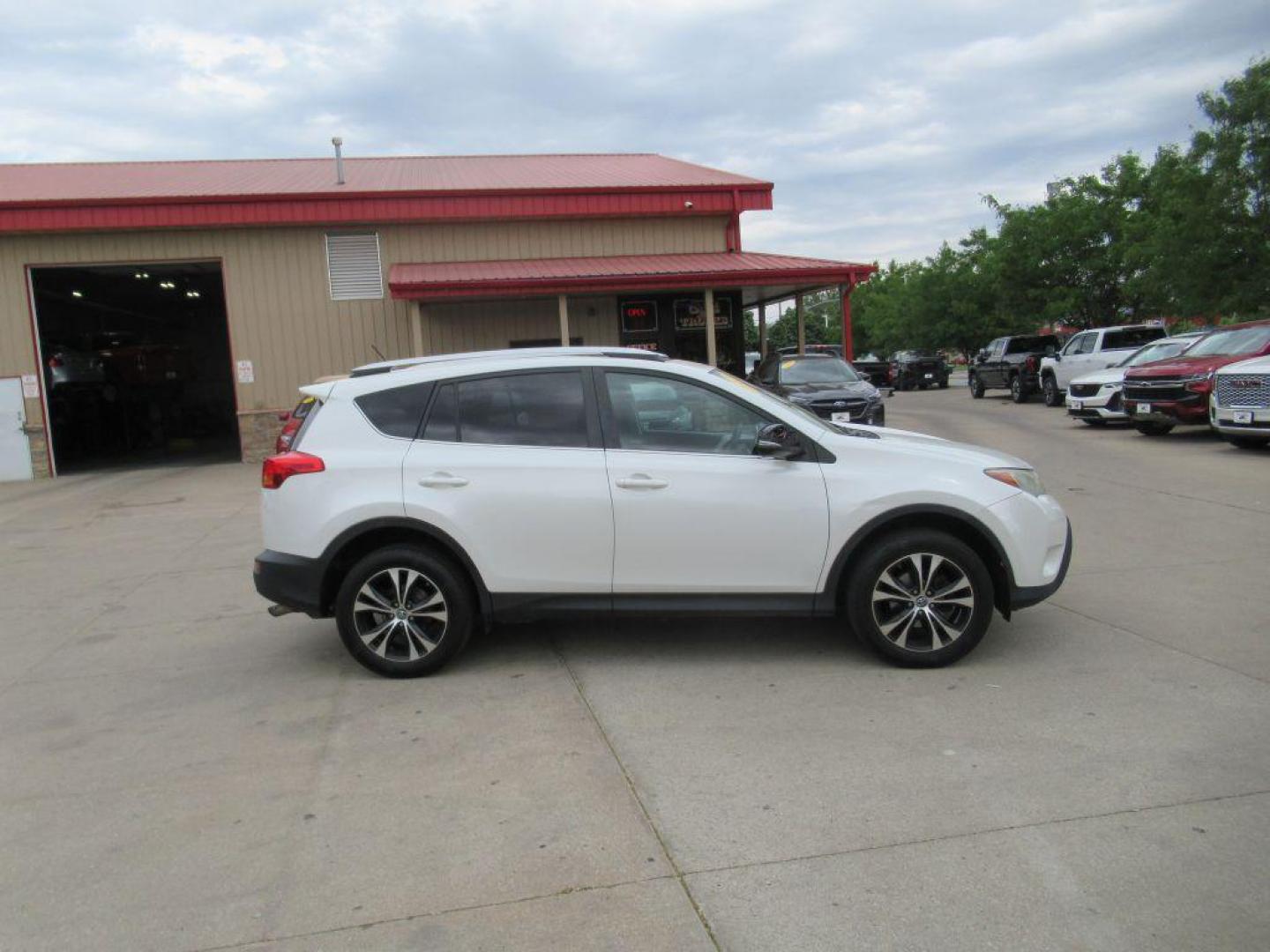 2015 WHITE TOYOTA RAV4 LIMITED (2T3DFREVXFW) with an 2.5L engine, Automatic transmission, located at 908 SE 14th Street, Des Moines, IA, 50317, (515) 281-0330, 41.580303, -93.597046 - Photo#3