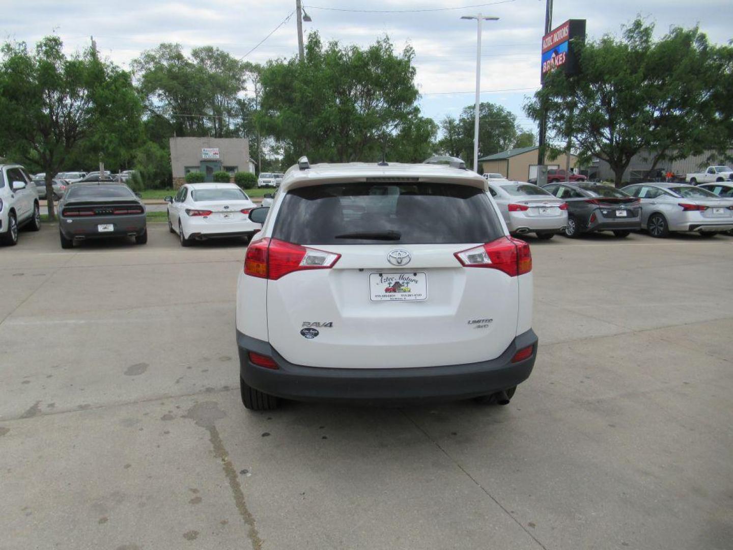 2015 WHITE TOYOTA RAV4 LIMITED (2T3DFREVXFW) with an 2.5L engine, Automatic transmission, located at 908 SE 14th Street, Des Moines, IA, 50317, (515) 281-0330, 41.580303, -93.597046 - Photo#5
