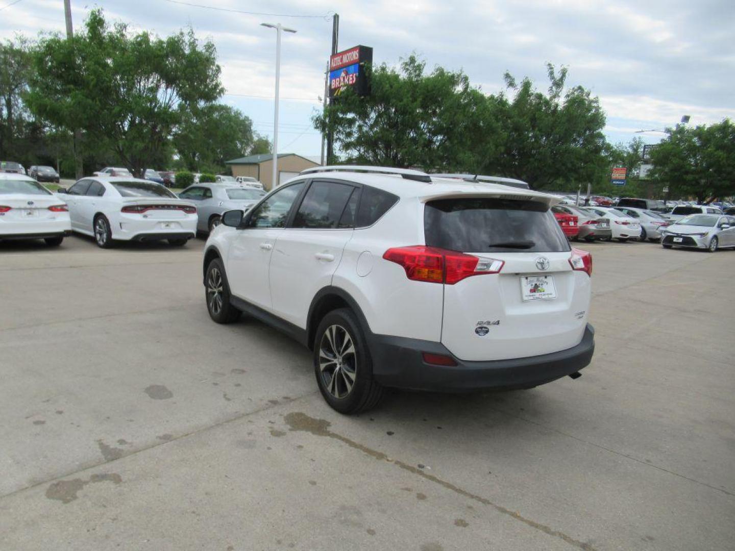 2015 WHITE TOYOTA RAV4 LIMITED (2T3DFREVXFW) with an 2.5L engine, Automatic transmission, located at 908 SE 14th Street, Des Moines, IA, 50317, (515) 281-0330, 41.580303, -93.597046 - Photo#6