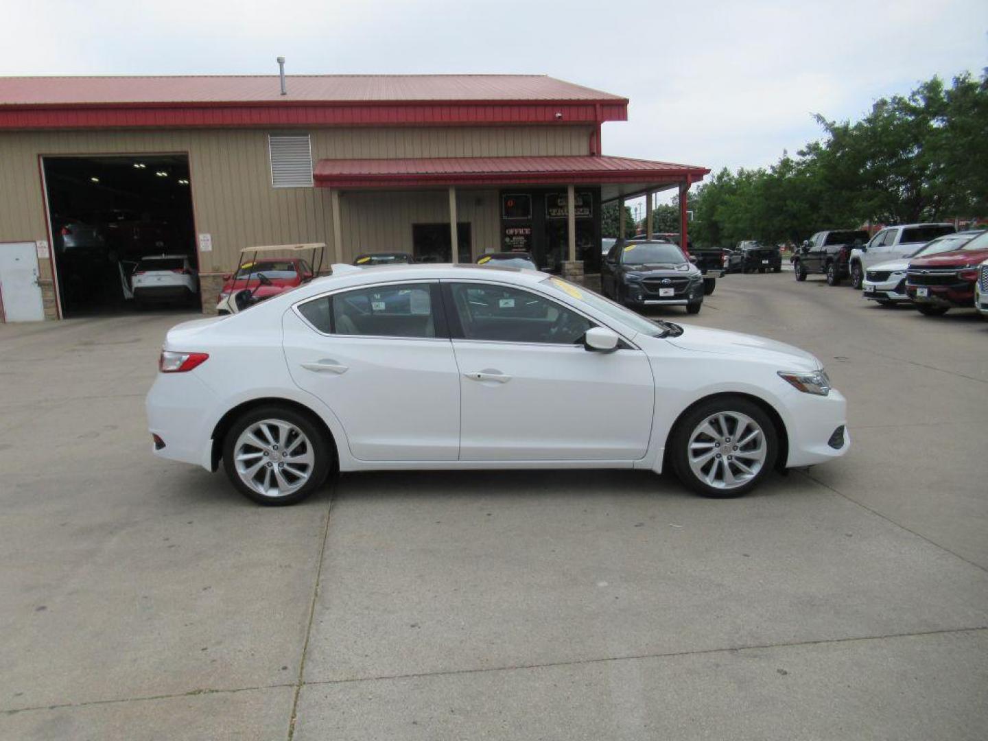 2017 WHITE ACURA ILX PREMIUM (19UDE2F70HA) with an 2.4L engine, Automatic transmission, located at 908 SE 14th Street, Des Moines, IA, 50317, (515) 281-0330, 41.580303, -93.597046 - Photo#3