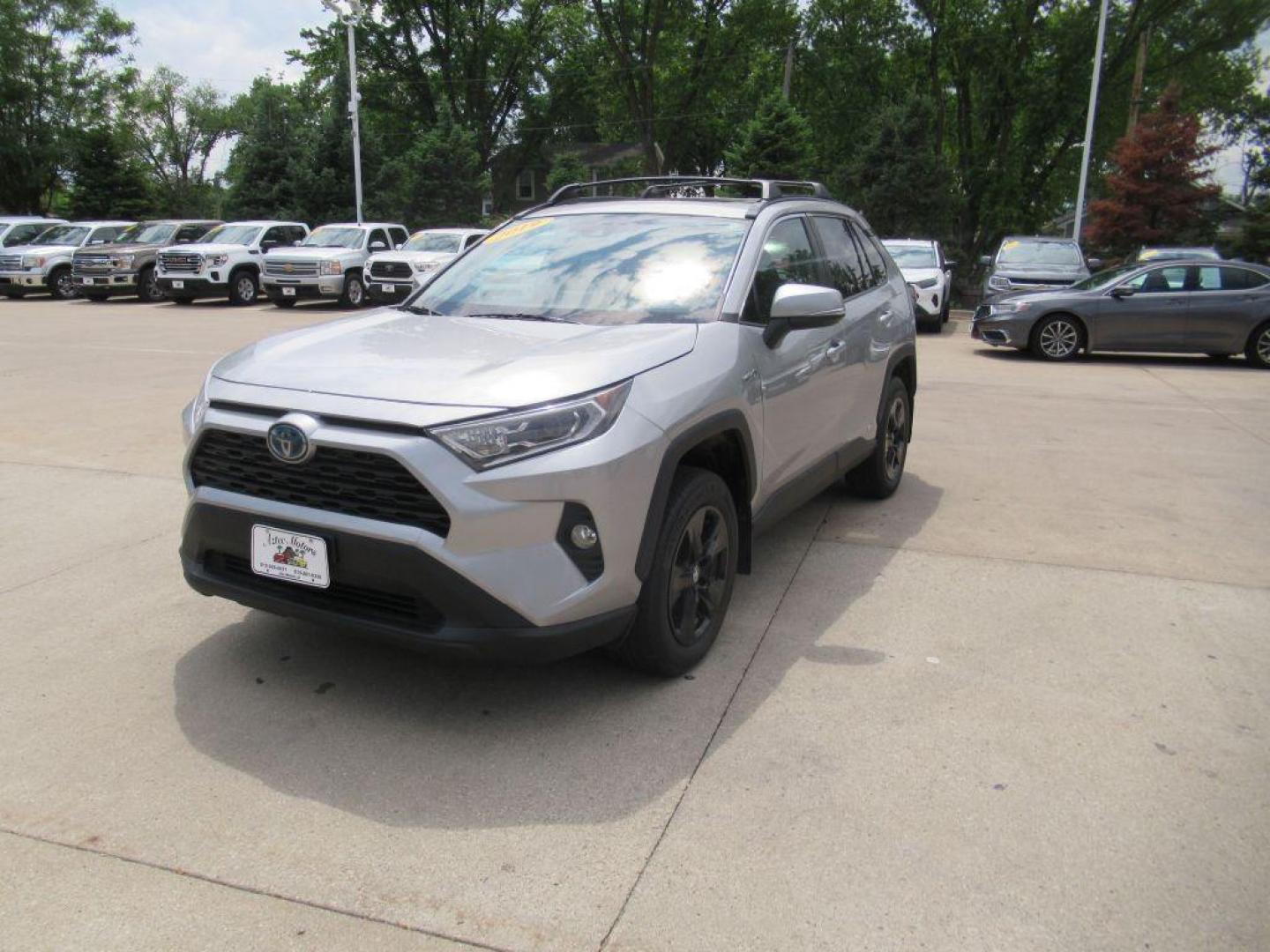 2019 SILVER TOYOTA RAV4 XLE (2T3RWRFV4KW) with an 2.5L engine, Automatic transmission, located at 908 SE 14th Street, Des Moines, IA, 50317, (515) 281-0330, 41.580303, -93.597046 - Photo#0