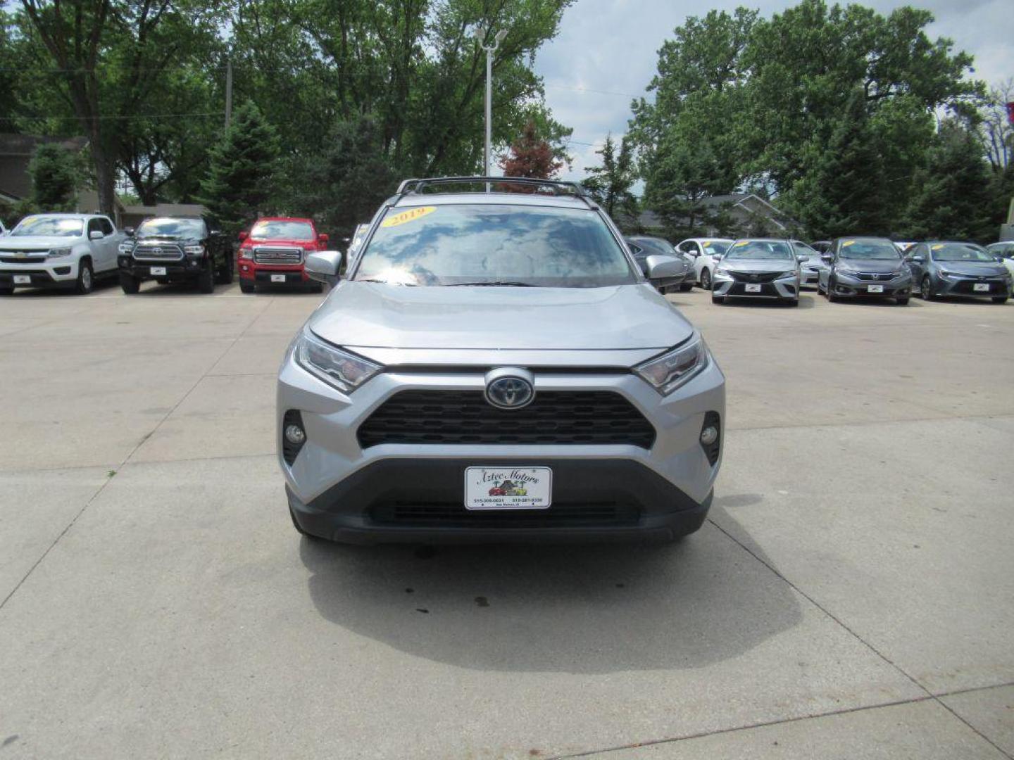 2019 SILVER TOYOTA RAV4 XLE (2T3RWRFV4KW) with an 2.5L engine, Automatic transmission, located at 908 SE 14th Street, Des Moines, IA, 50317, (515) 281-0330, 41.580303, -93.597046 - Photo#1