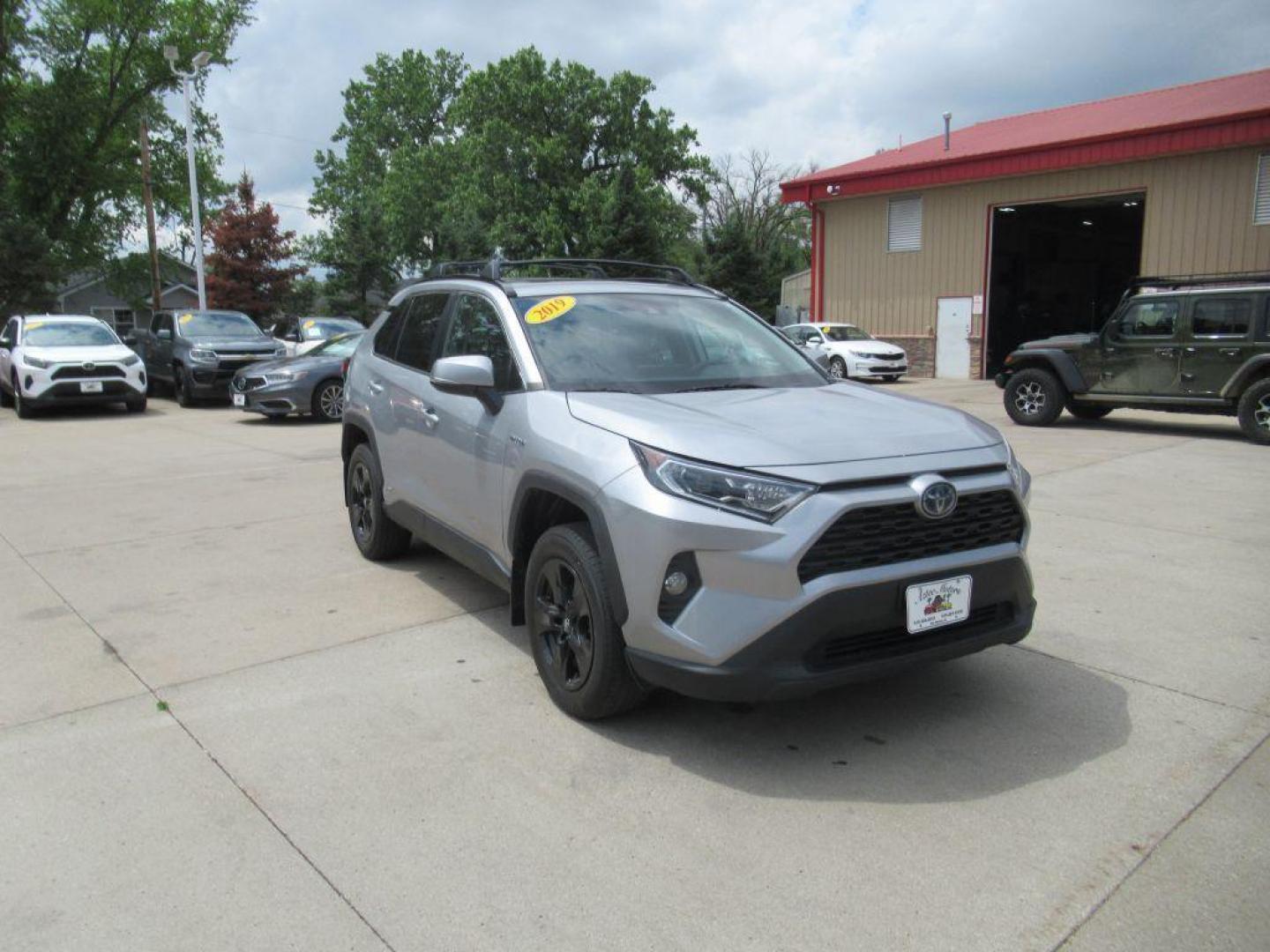 2019 SILVER TOYOTA RAV4 XLE (2T3RWRFV4KW) with an 2.5L engine, Automatic transmission, located at 908 SE 14th Street, Des Moines, IA, 50317, (515) 281-0330, 41.580303, -93.597046 - Photo#2