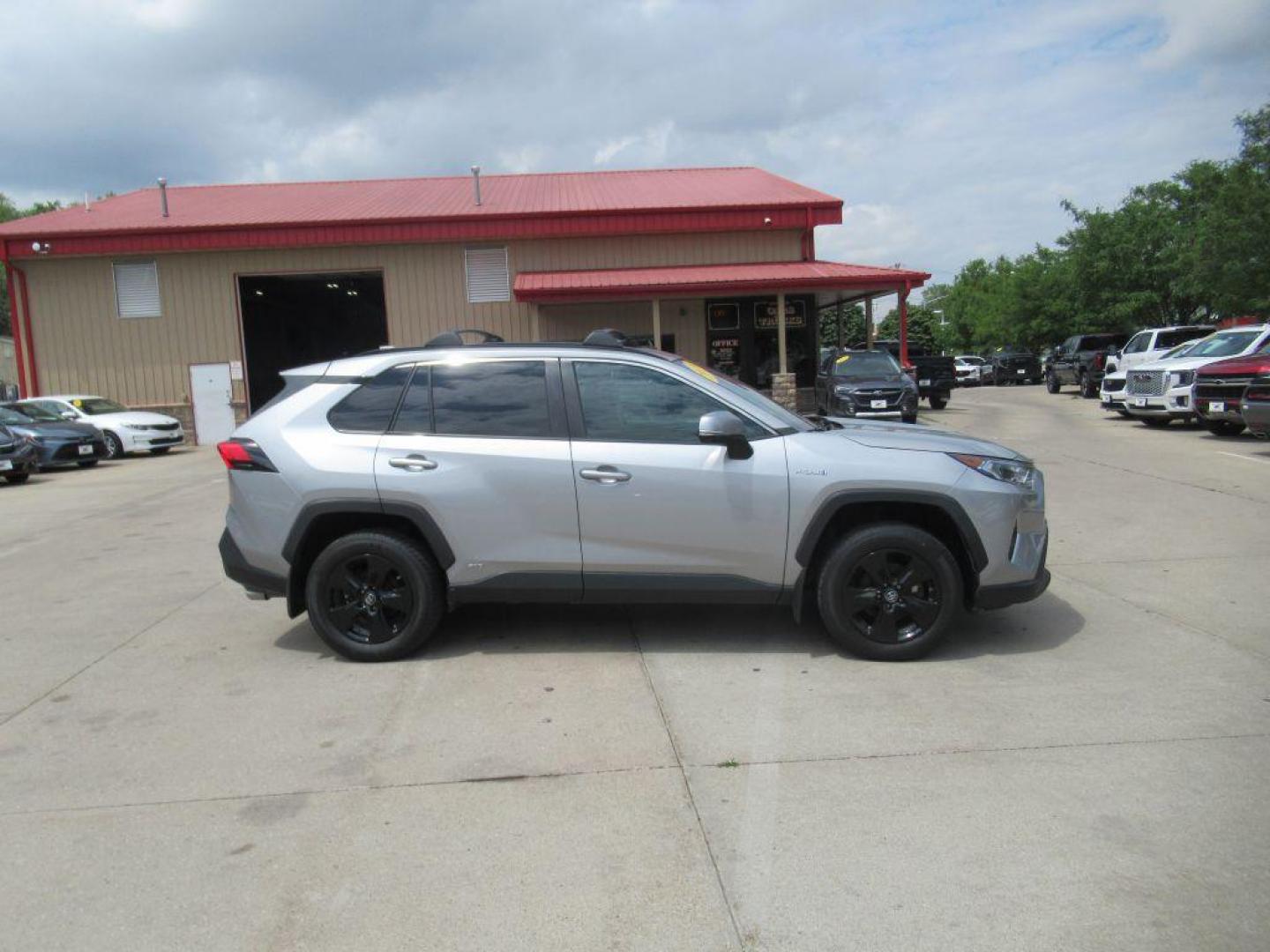 2019 SILVER TOYOTA RAV4 XLE (2T3RWRFV4KW) with an 2.5L engine, Automatic transmission, located at 908 SE 14th Street, Des Moines, IA, 50317, (515) 281-0330, 41.580303, -93.597046 - Photo#3