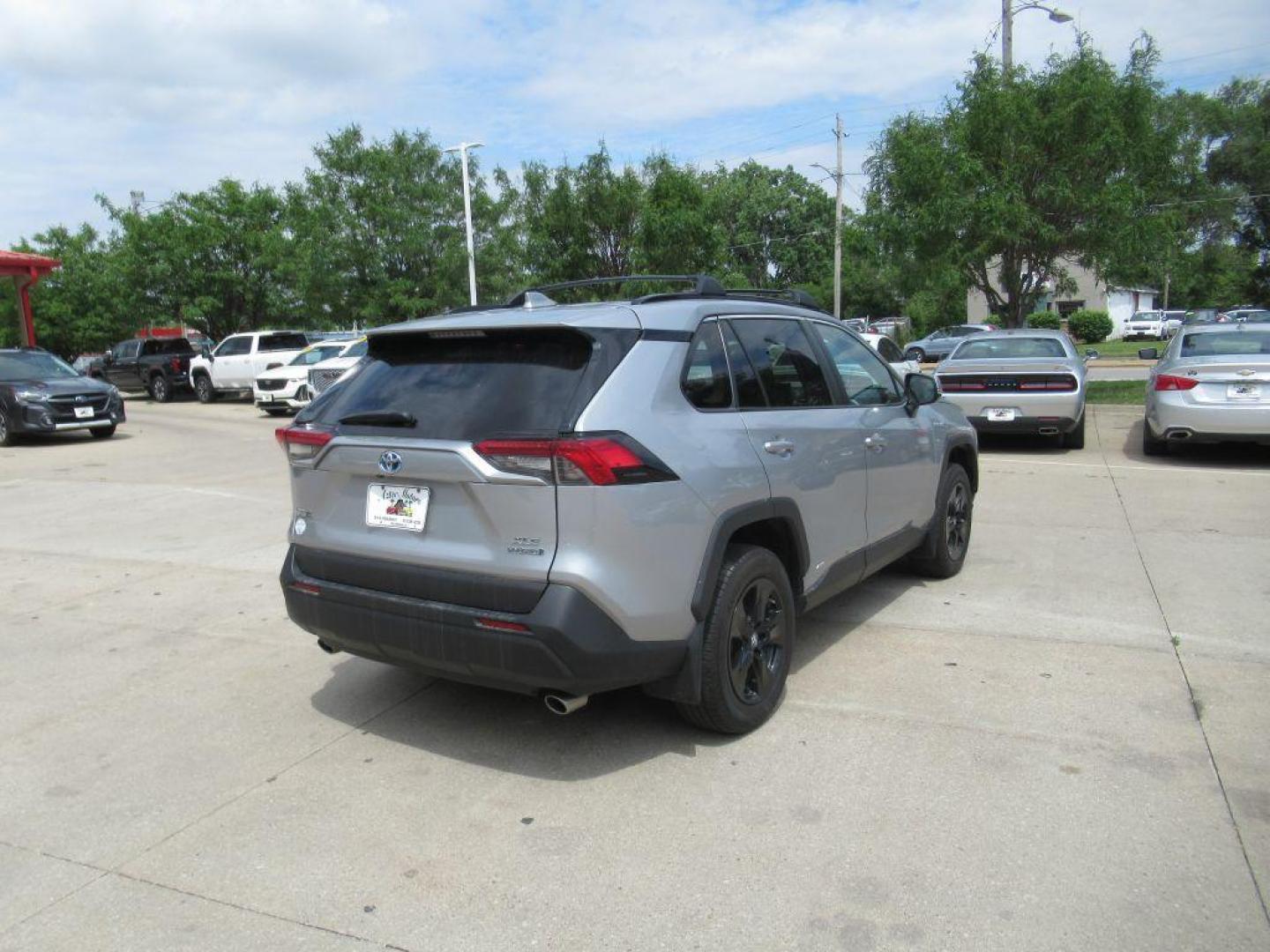 2019 SILVER TOYOTA RAV4 XLE (2T3RWRFV4KW) with an 2.5L engine, Automatic transmission, located at 908 SE 14th Street, Des Moines, IA, 50317, (515) 281-0330, 41.580303, -93.597046 - Photo#4